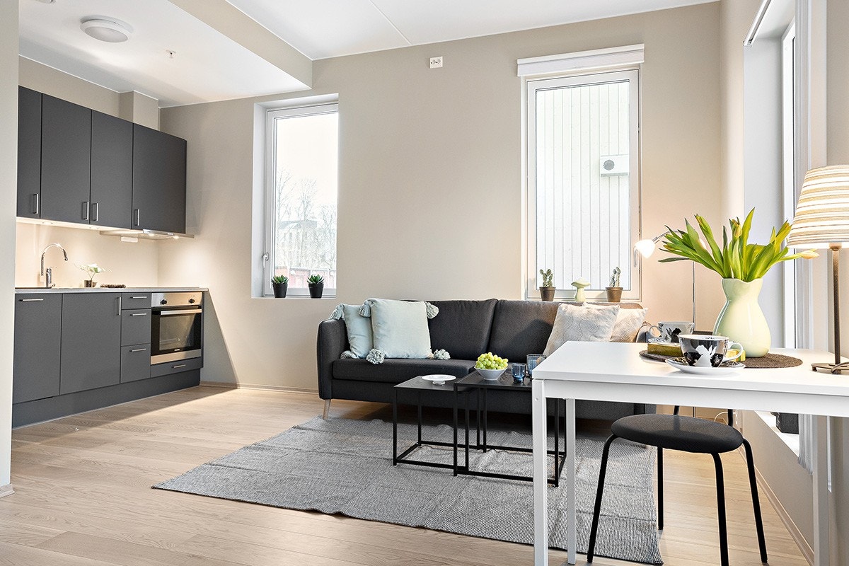 Moderne kjøkkeninnredning med alle hvitevarer Galleribilde