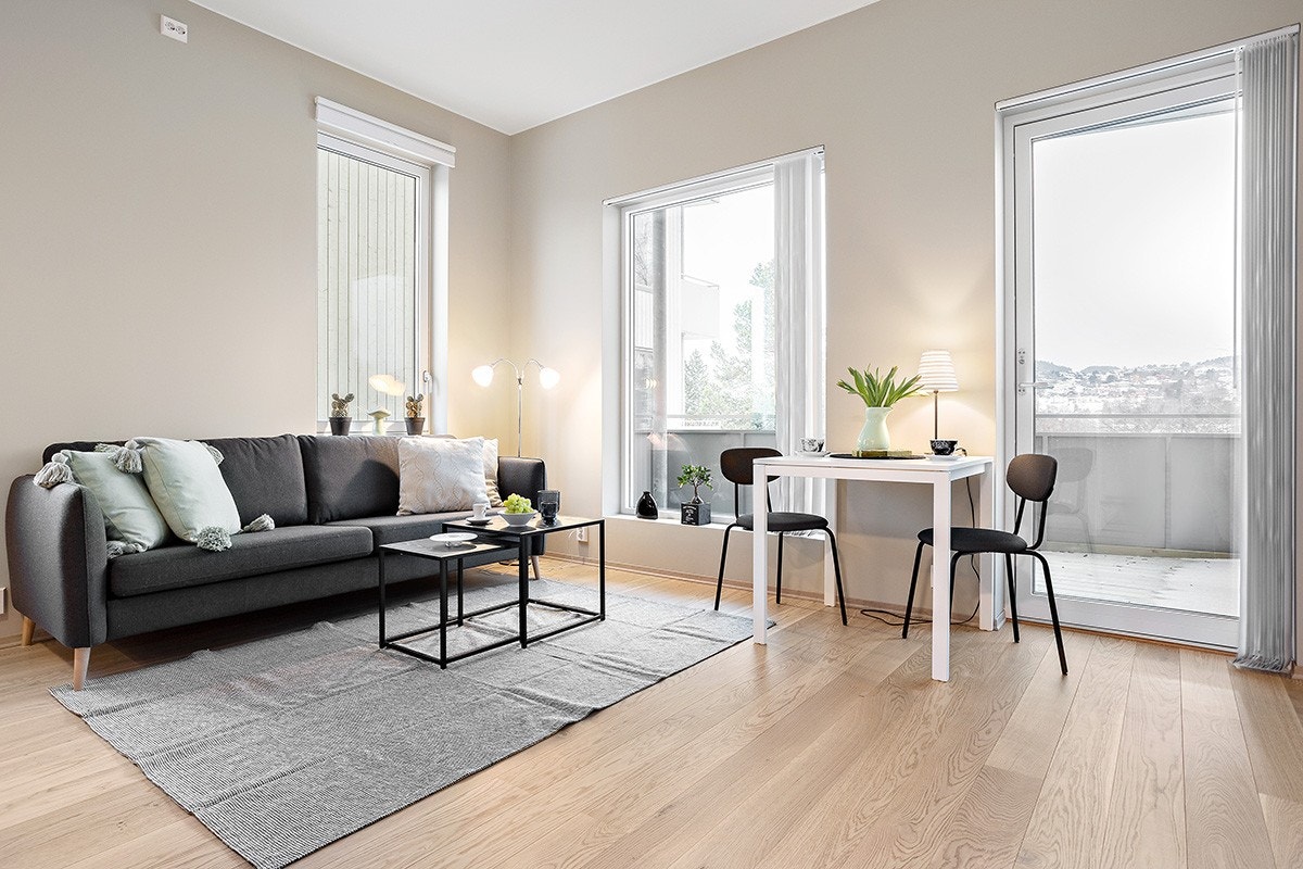 Stue med store vindusflater. Plisségardin/lameller på alle vinduer Galleribilde