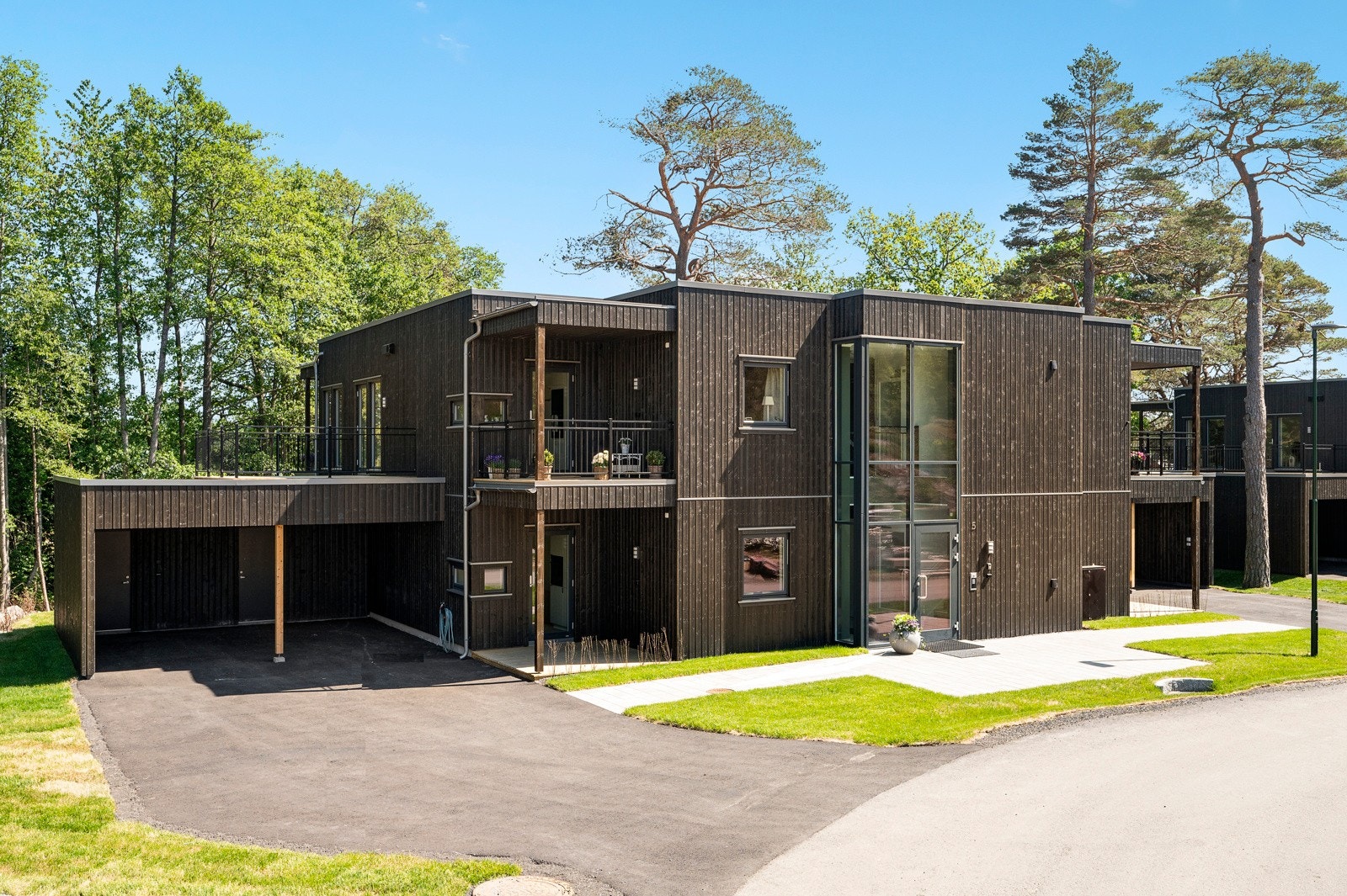 Det medfølger en parkeringsplass i carport til hver leilighet, samt en biloppstillingsplass foran carport. Galleribilde