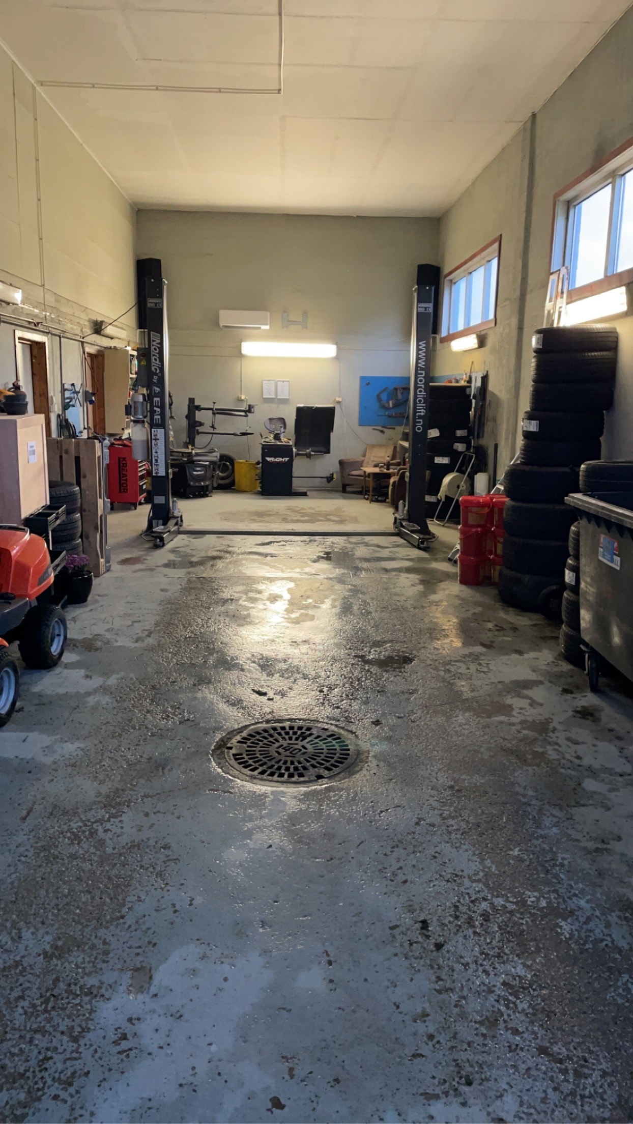 Verksted med løftebukk, dekkmaskin og balanseringsmaskin Galleribilde