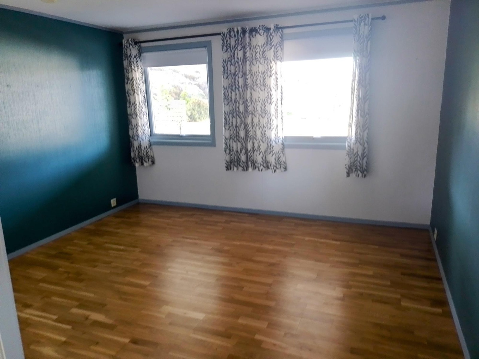 To vinduer på soverommet Galleribilde