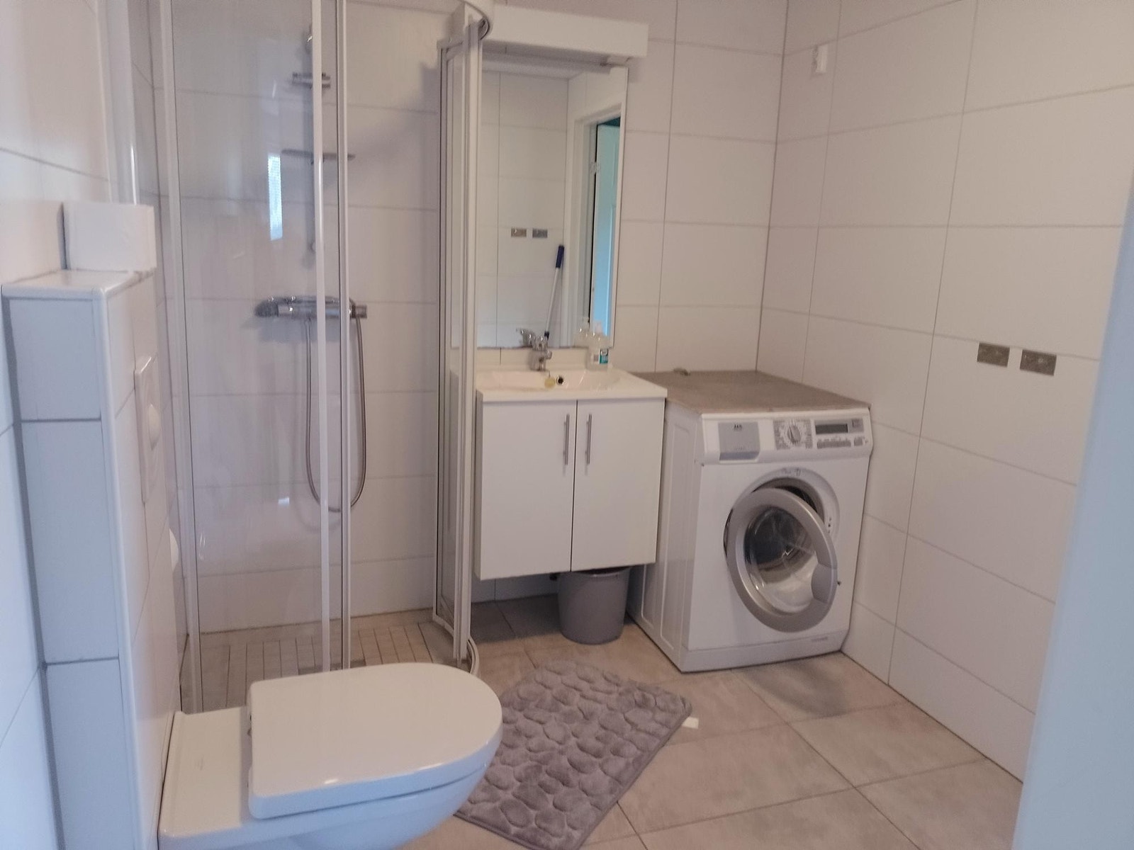 Flott bad med vaskemaskin Galleribilde