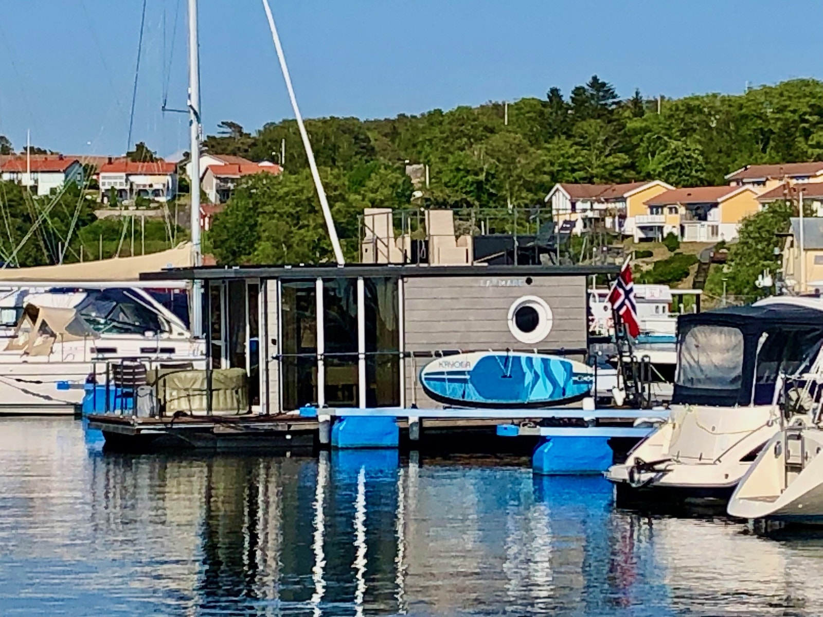 Libby, en La Mare hytte-båt, med 1 soverom, som til sommeren vil ligge ved Strømstad.
Passer fint for mor eller far som ferierer med barn !
For par og pensjonister. Hund er greit ! Galleribilde