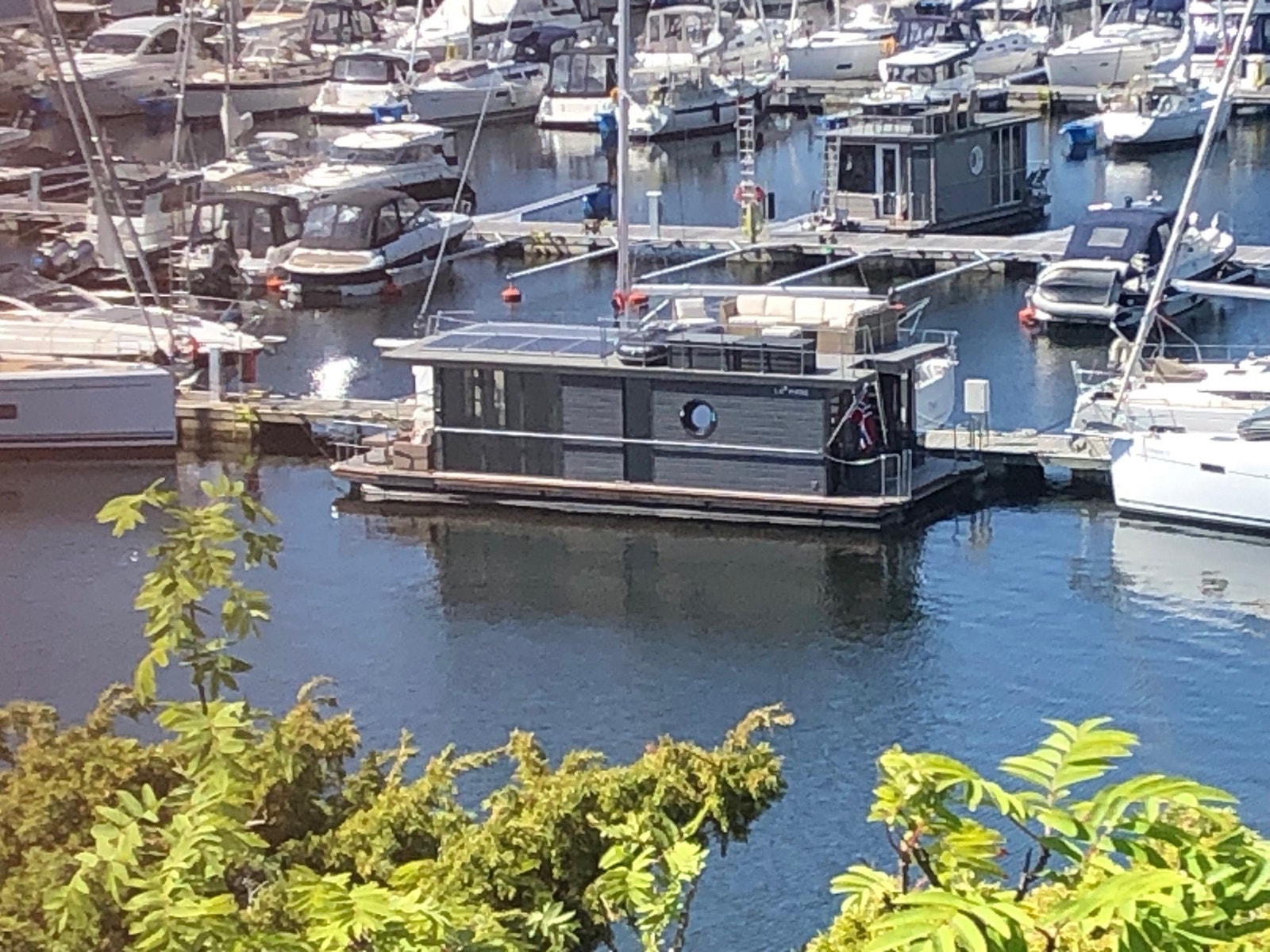 MaNena er vår største båt, vil ligge ved STRØMSTAD denne sommeren. 2 soverom, stor tak-terrasse, badstue og boblebad. Noe ledig fra St.Hans og til ut i September Galleribilde
