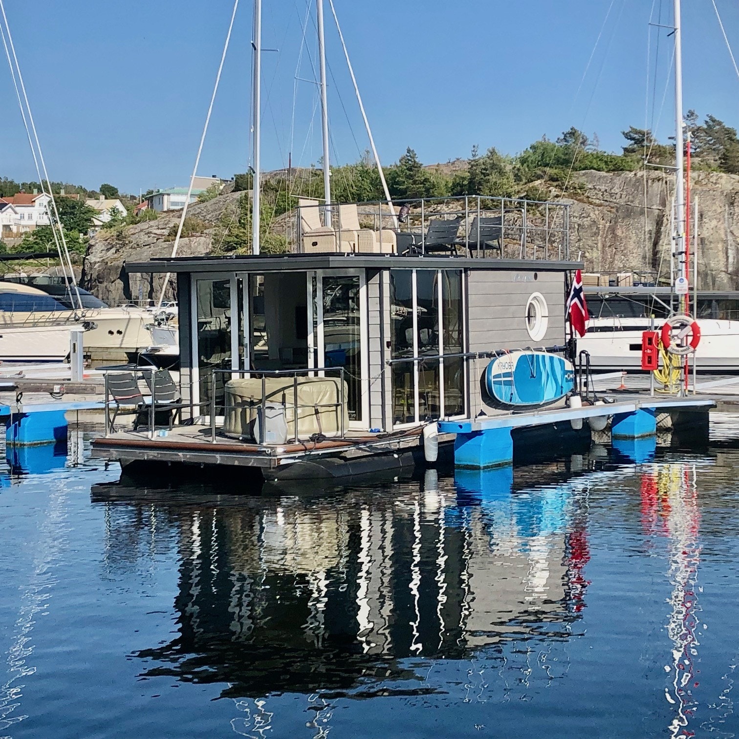 Libby, en La Mare hytte-båt, med 1 soverom, som til sommeren vil ligge ved Strømstad.
Passer fint for mor eller far som ferierer med barn !
For par og pensjonister. Hund er greit ! Galleribilde