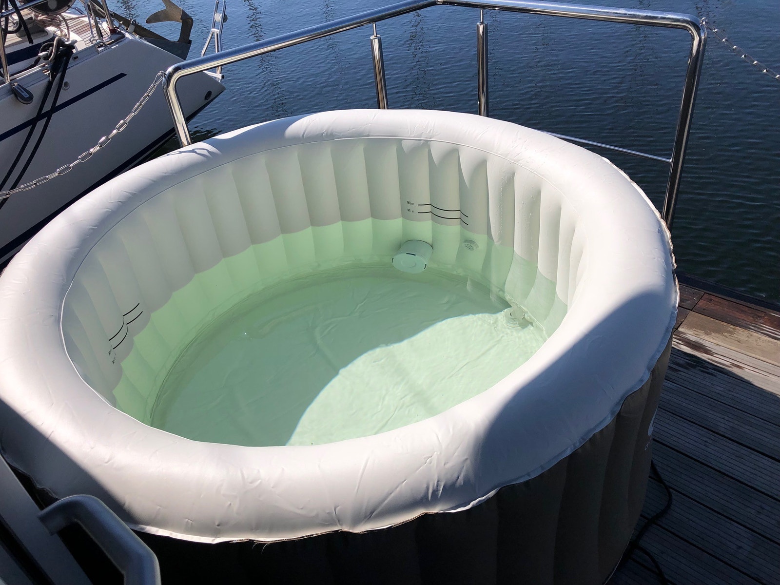 Terasse forut, med stoler og boblebad, på begge båtene. Galleribilde