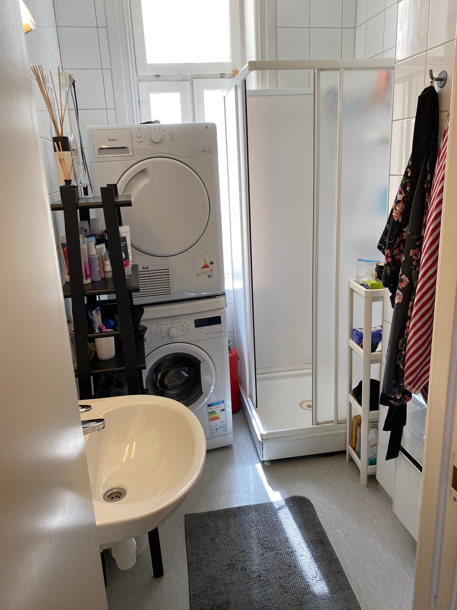 Bad med dusj og Vaskemaskin & tørketrommel Galleribilde