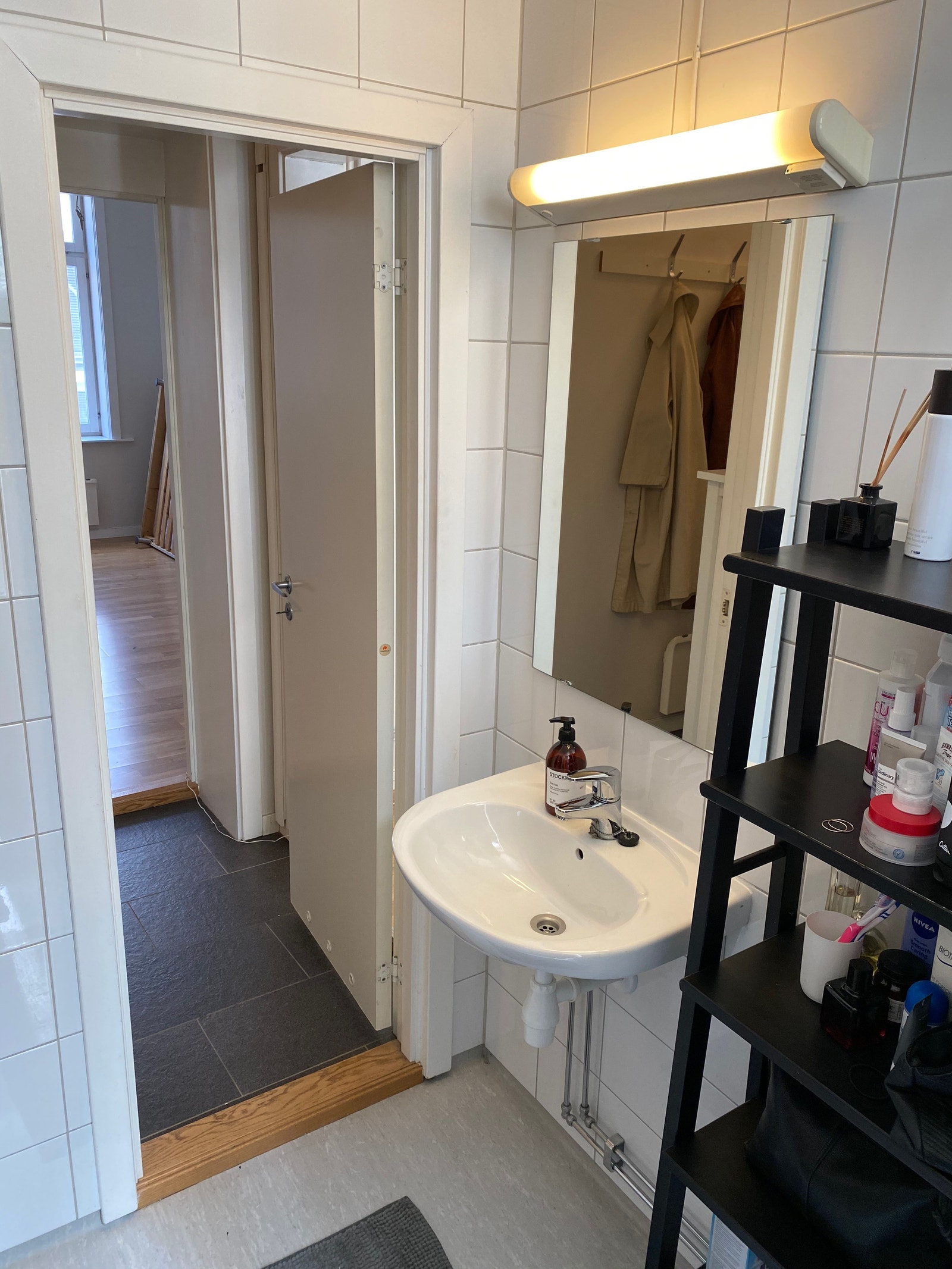 Bad med dusj og Vaskemaskin & tørketrommel Galleribilde