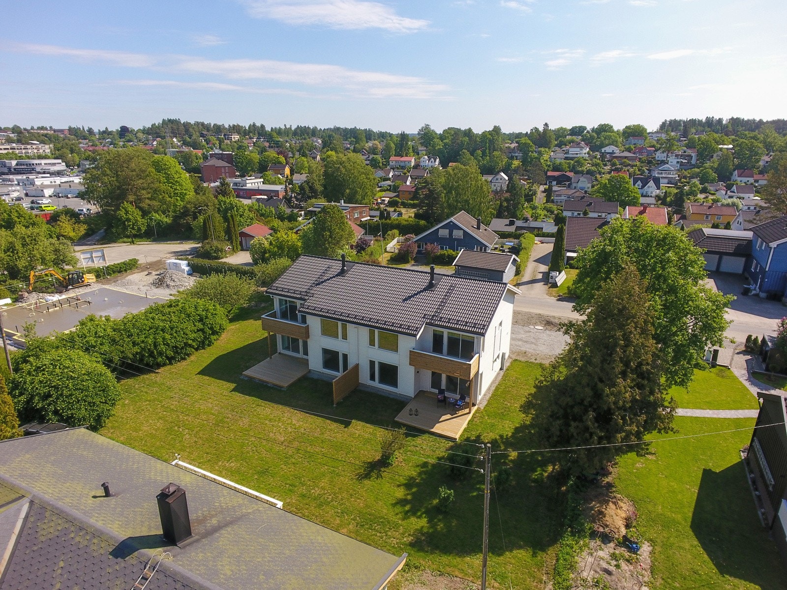 Tomten er flat, solrik, vestvendt hage og terrasse. Her er det god boltreplass for stor og små. Galleribilde