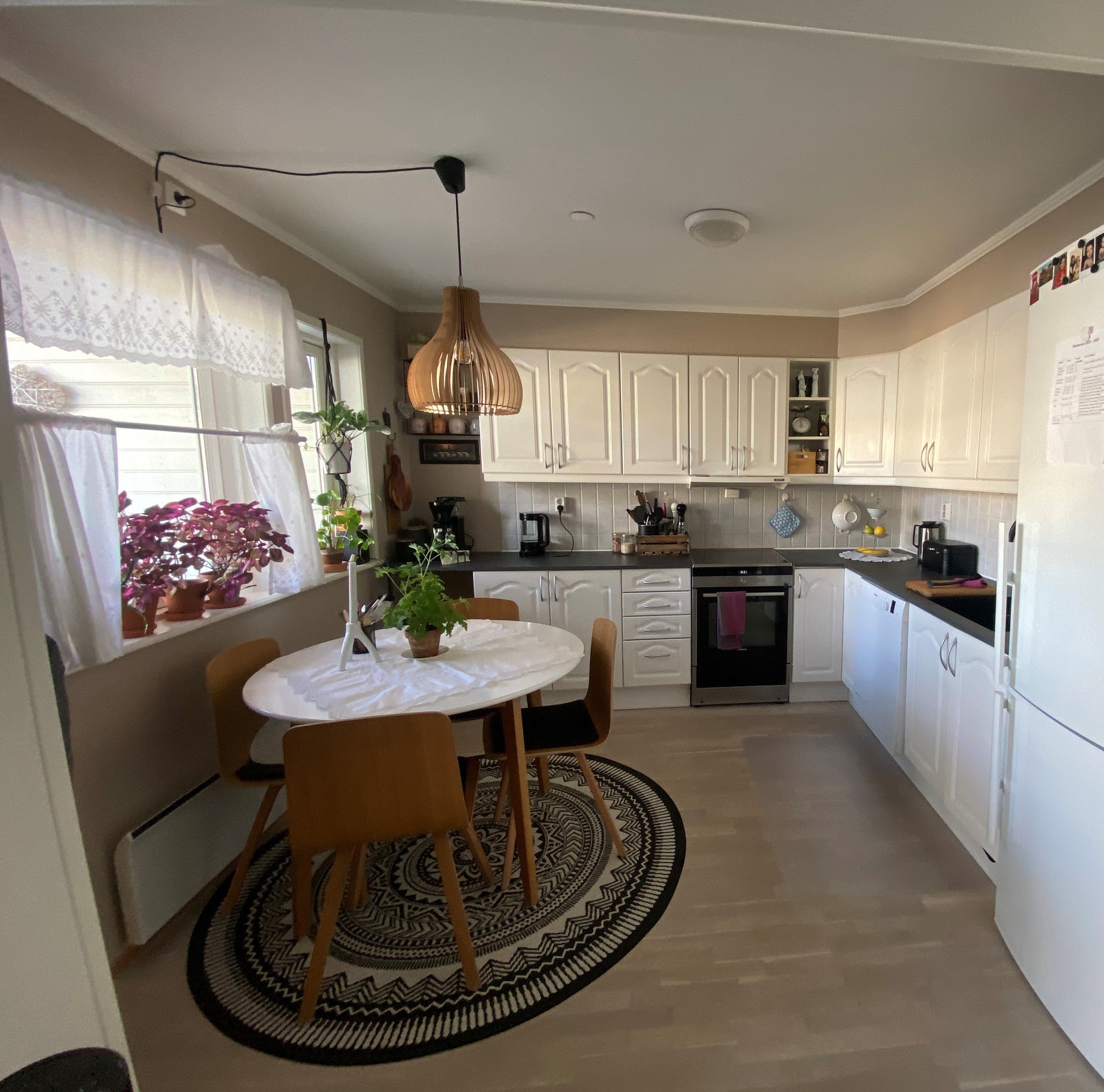 Kjøkkenbord og en stol følger med. Galleribilde