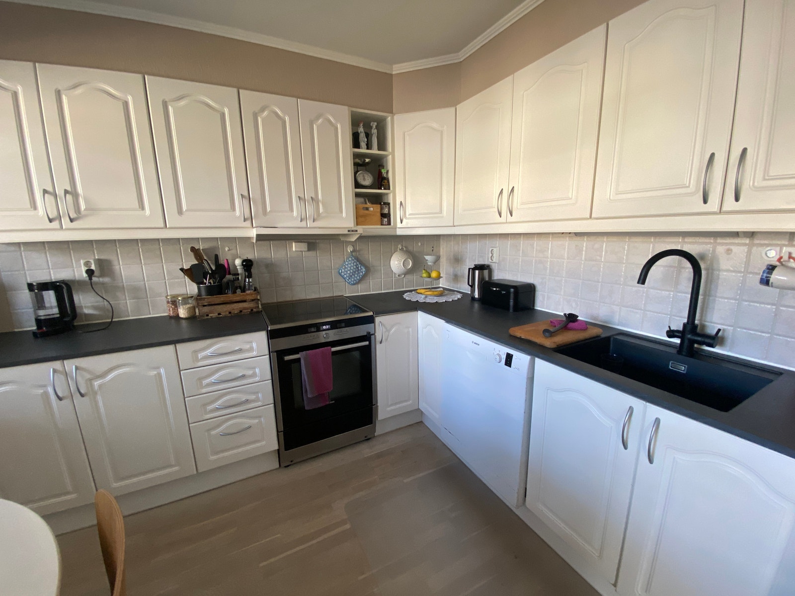 Komfyr og kjøleskap med fryser følger med. Galleribilde