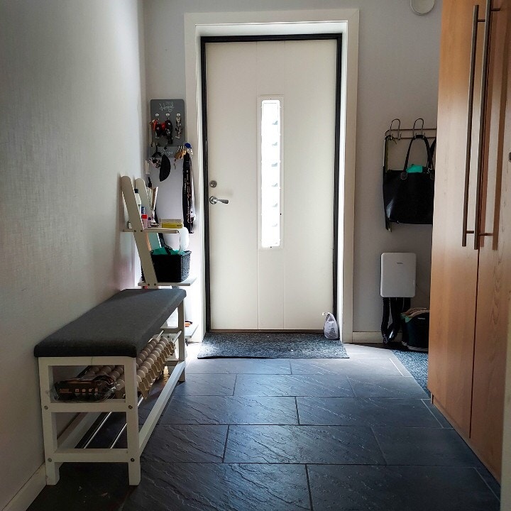 Entre med garderobeskap og flislagt gulv med varme Galleribilde