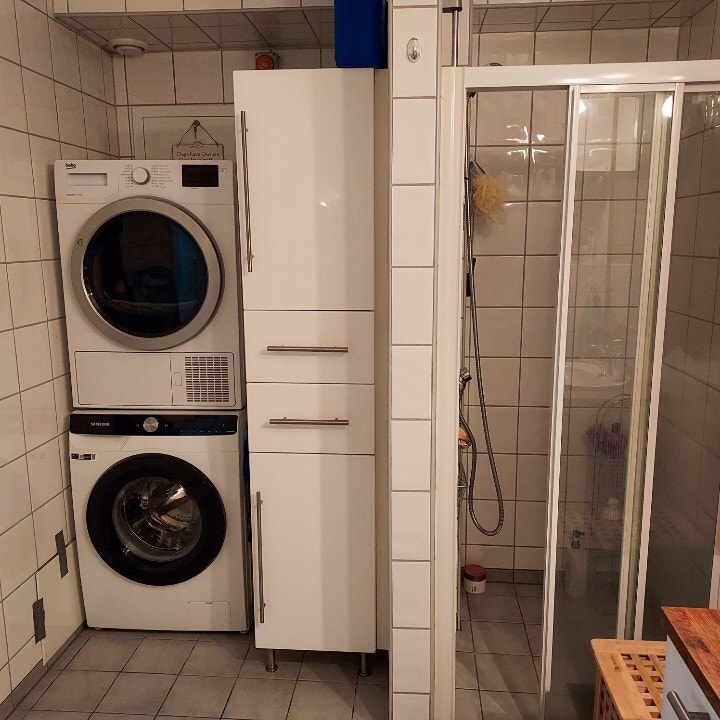 Bad med dusj og plass til vask/tørk Galleribilde