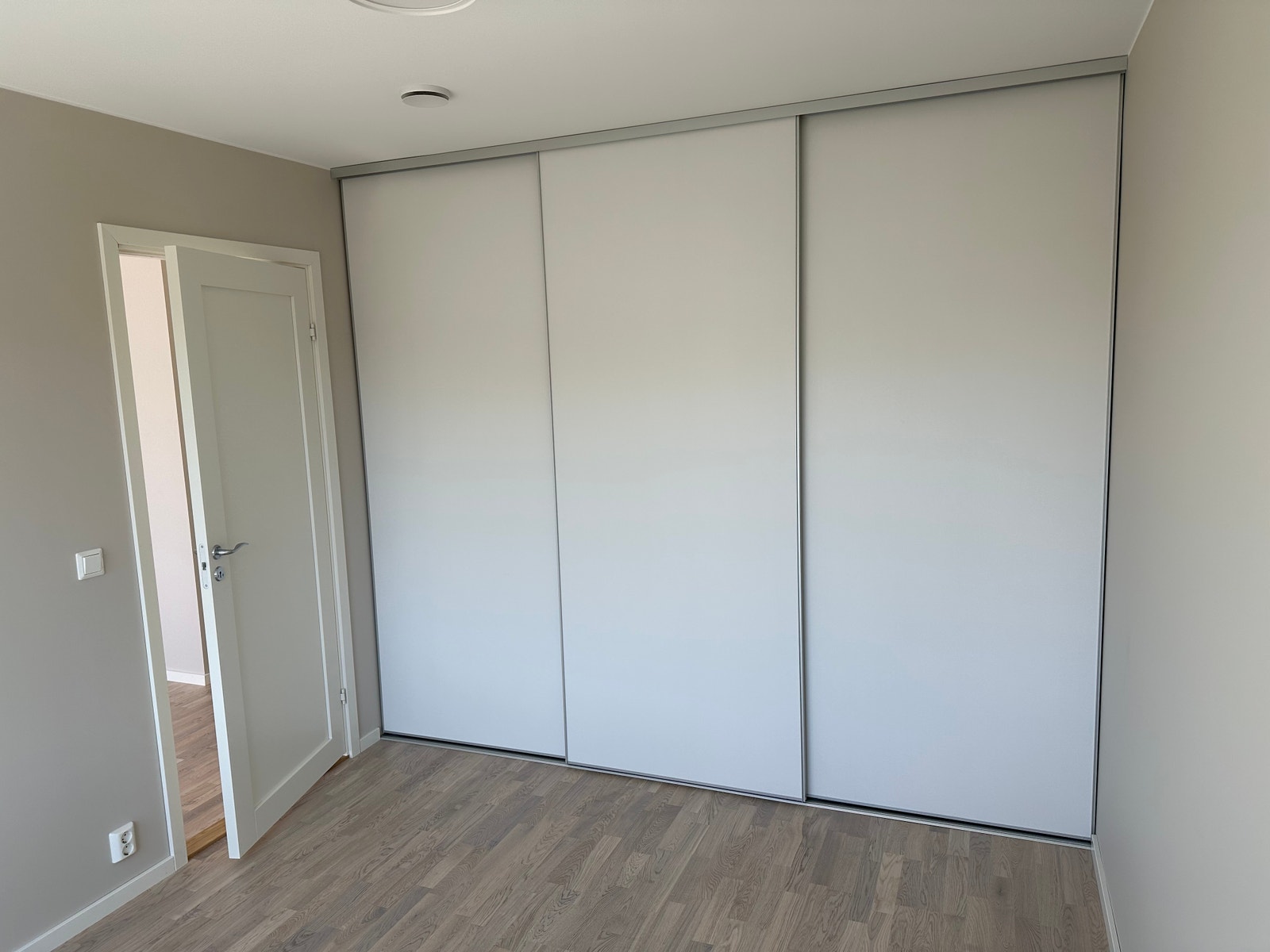 soverom med HTH garderobe Galleribilde