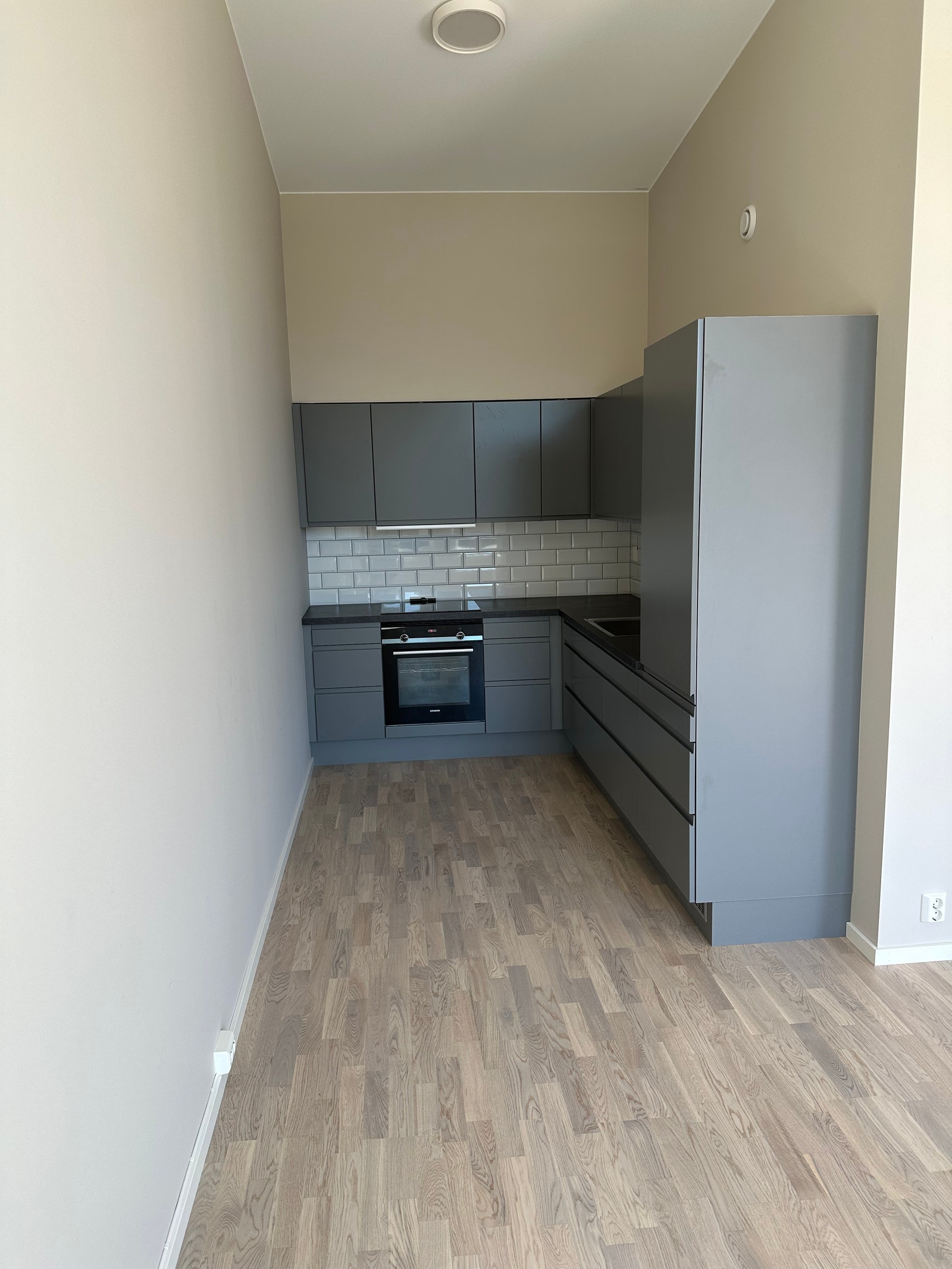 HTH kjøkken med alle hvitevarer Galleribilde