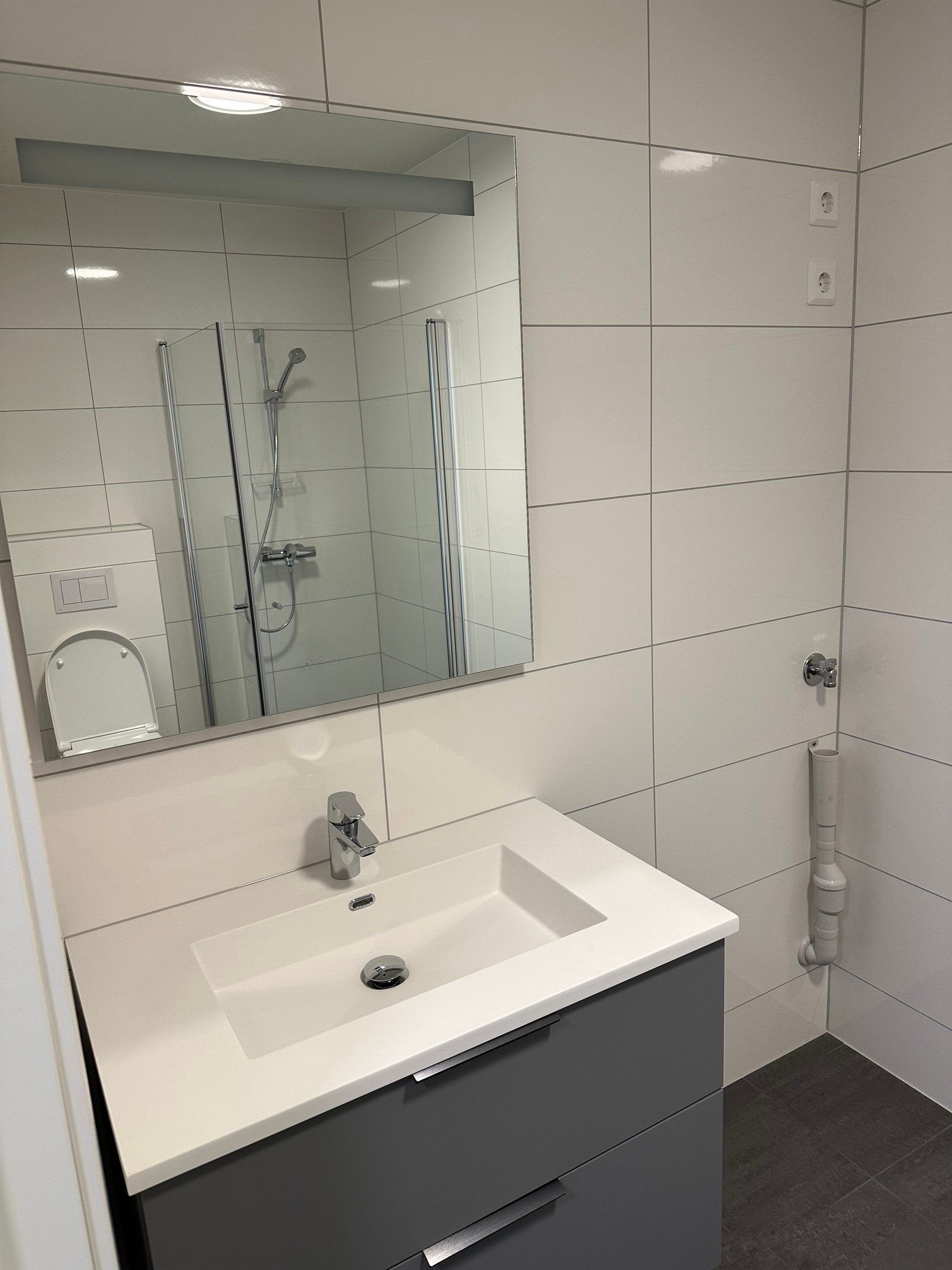 bad med speilskap / klart for vaskemaskin Galleribilde