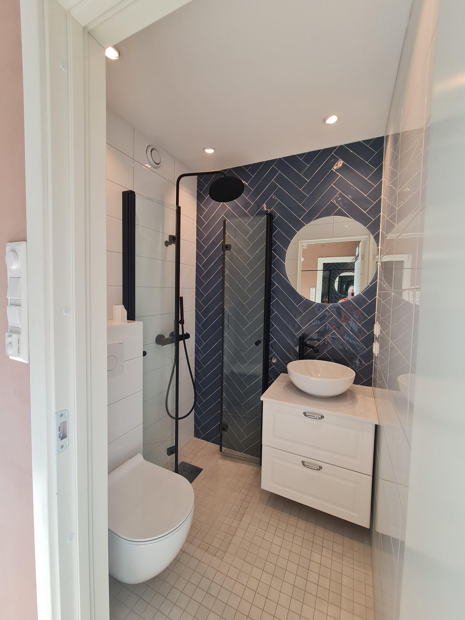 Badet er lite og funksjonelt. Varmekabler. Galleribilde