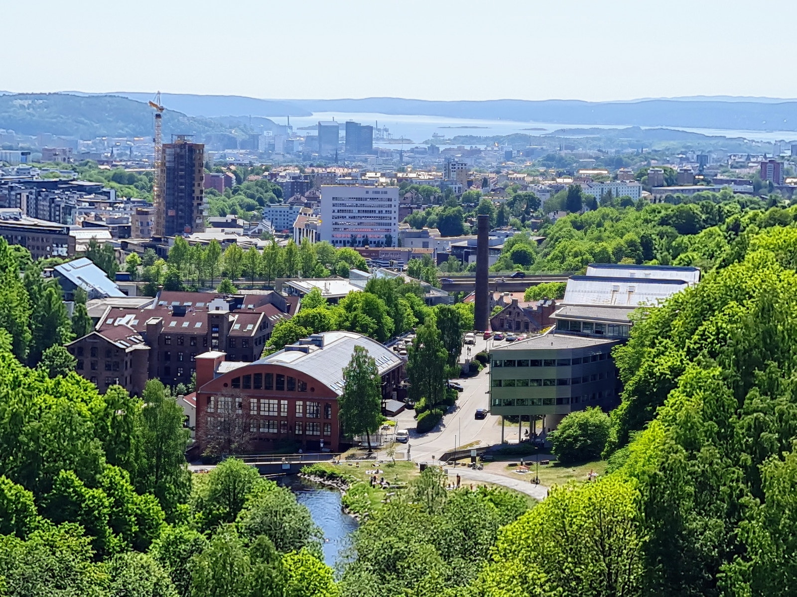 Kort vei til badeplass i Akerselva. Fine turområder sommer og vinter. Bilde fra balkong. Galleribilde