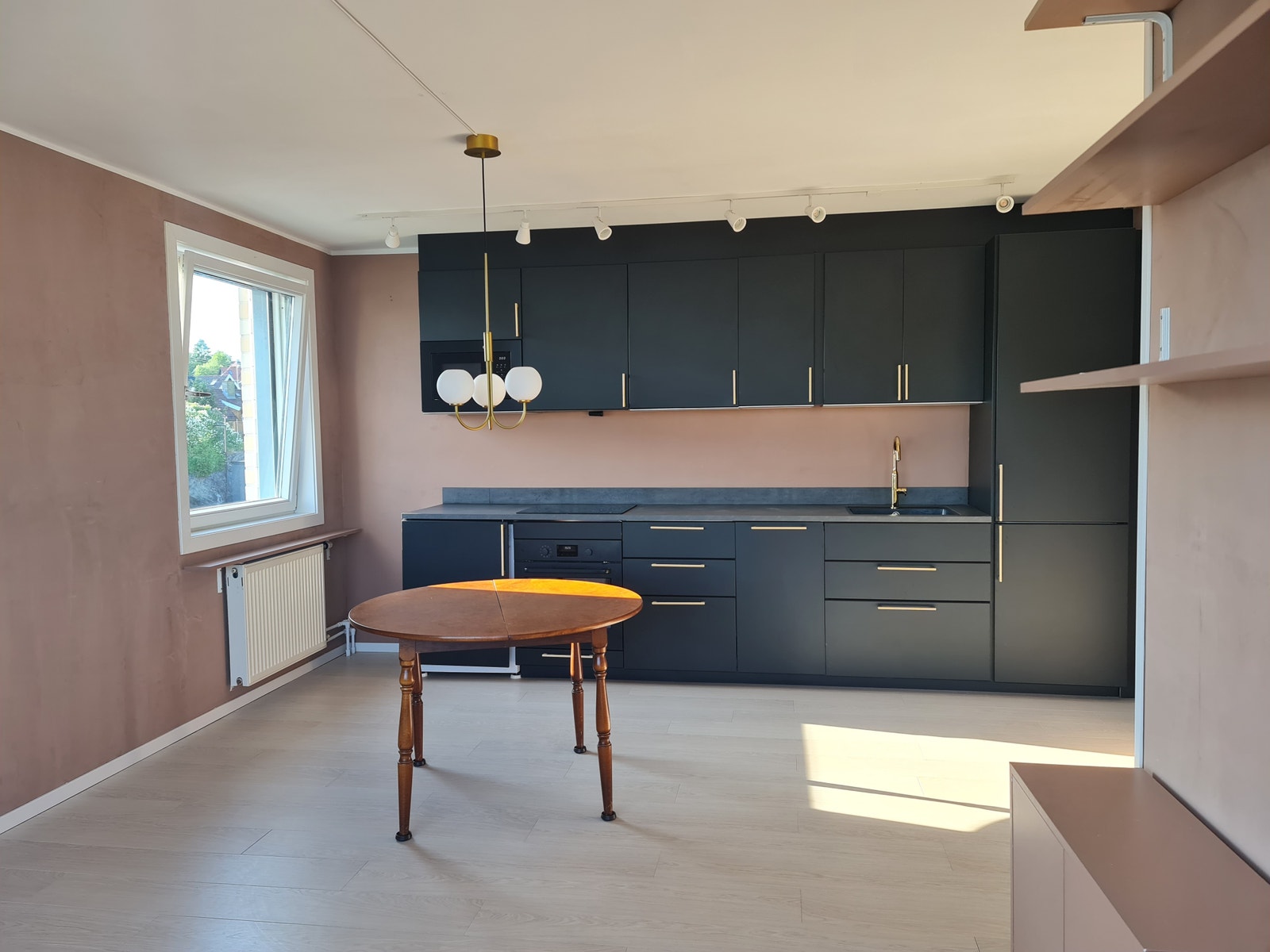 Kjøkken med høyt kjøl/fryseskap, mikro, vaskemaskin m tørk, oppvaskmaskin og stekeovn. Galleribilde