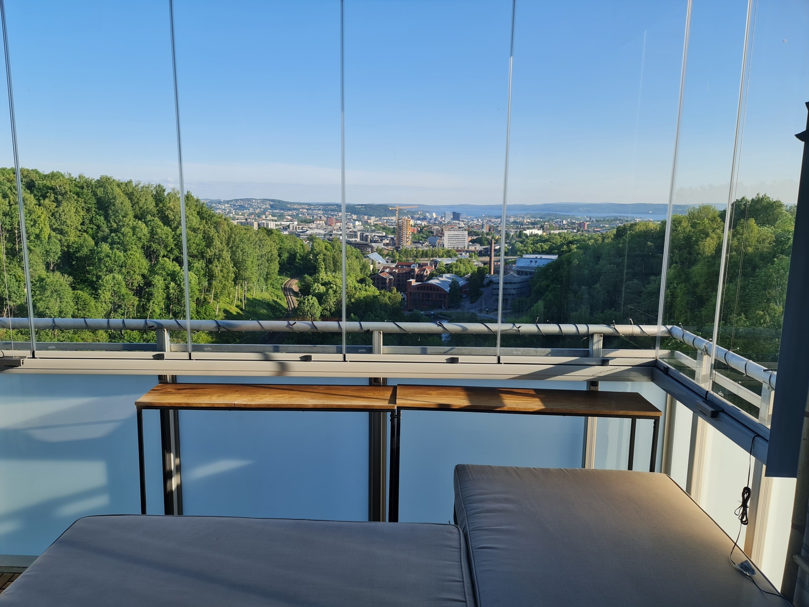 Inglasset balkong som kan åpnes helt, pallesofa og smalt bord. Lagring under madrasser. Galleribilde