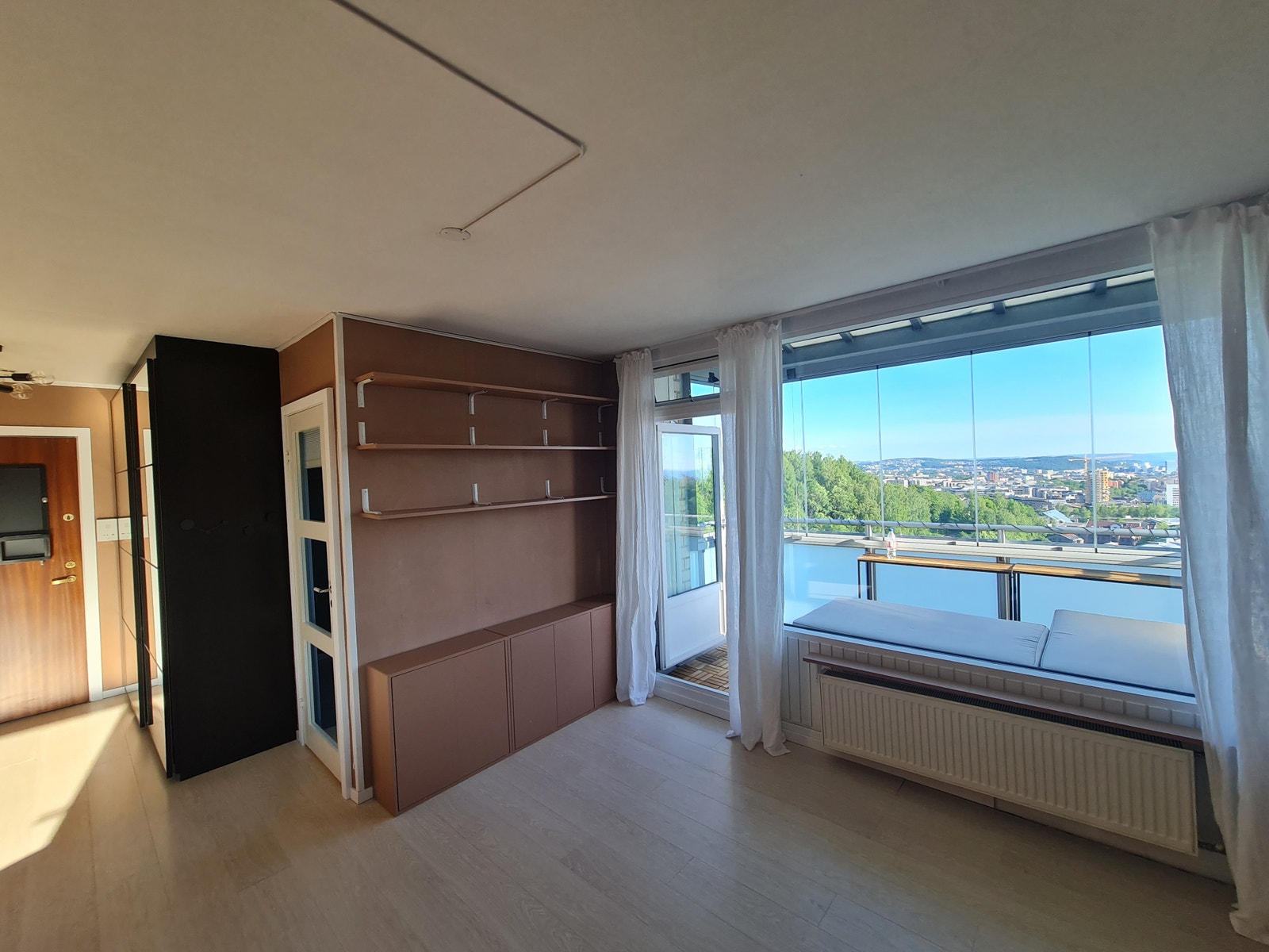 Til venstre dør med glass/persienne inn til soverom. Galleribilde