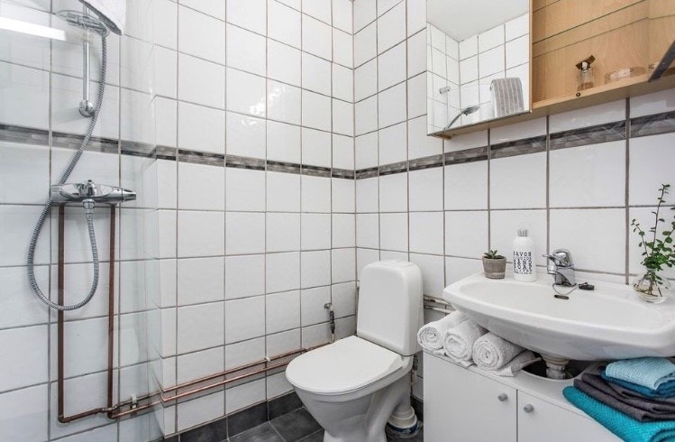 Badet er flislagt. Har gjort noe modernisering etter dette bildet ble tatt. Blant annet nye dusjvegger og servantskap. Galleribilde