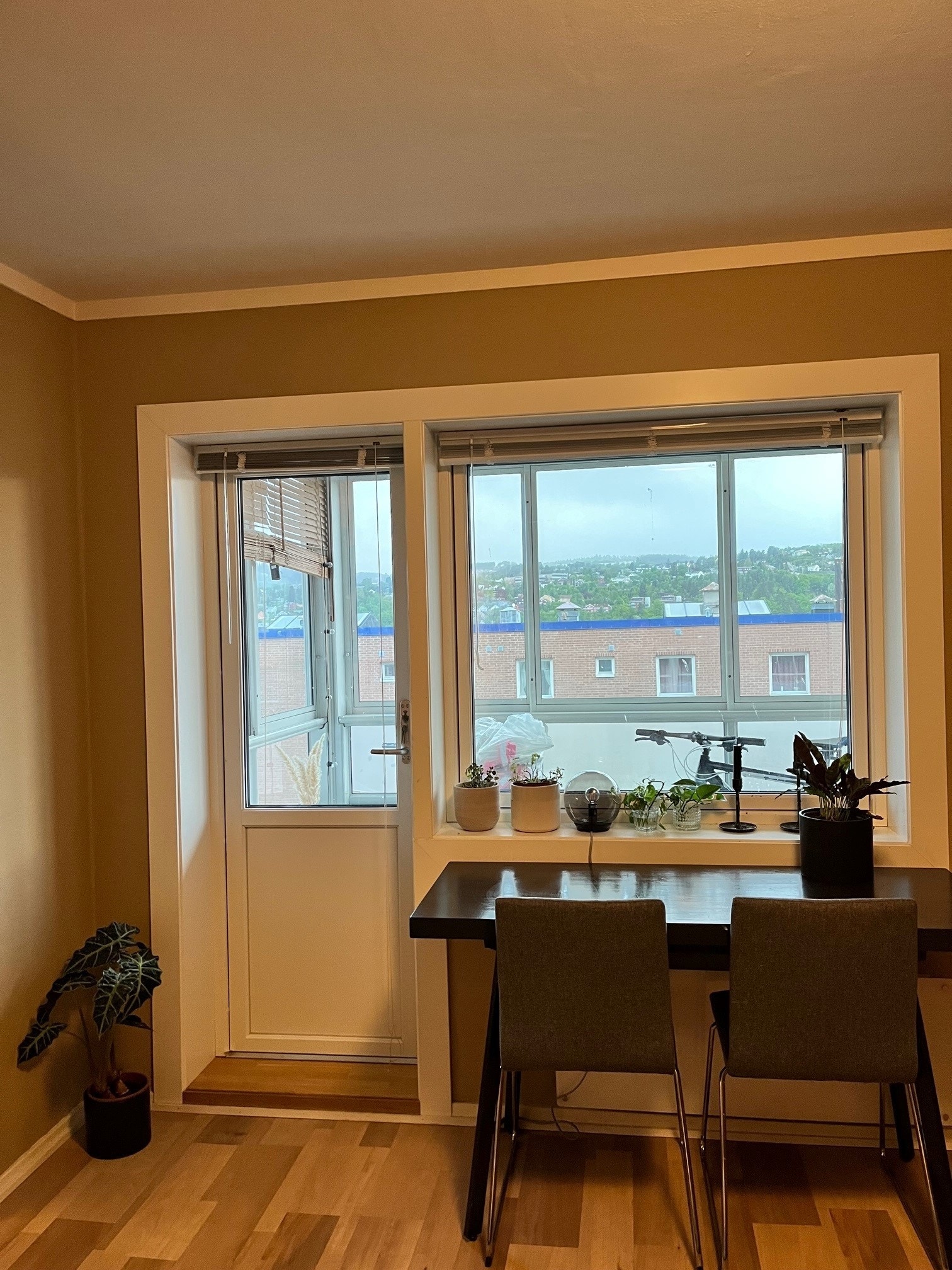 Spiseplass/kontor med utsikt Galleribilde