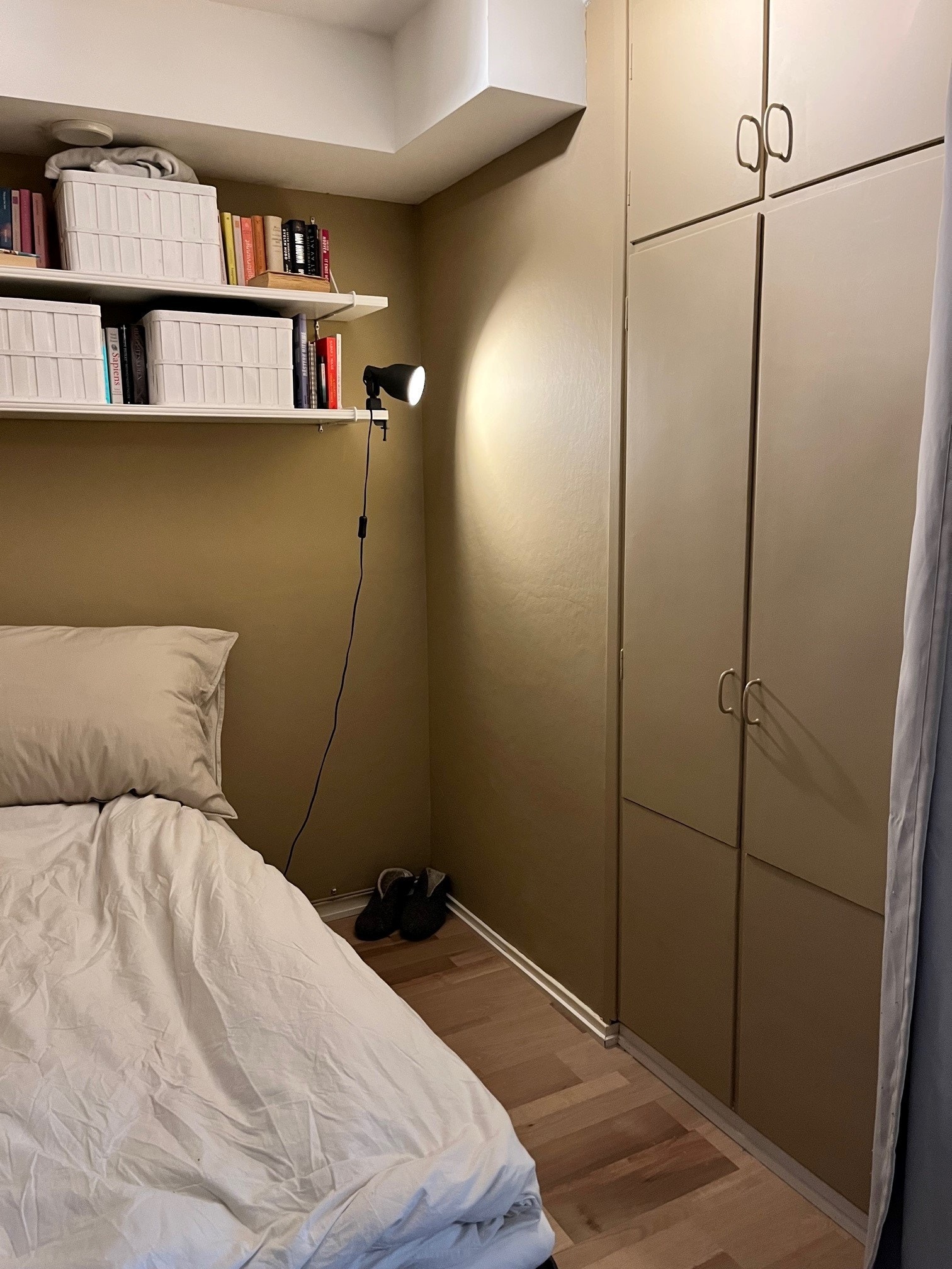 Sovealkove med innebygget garderobeskap Galleribilde