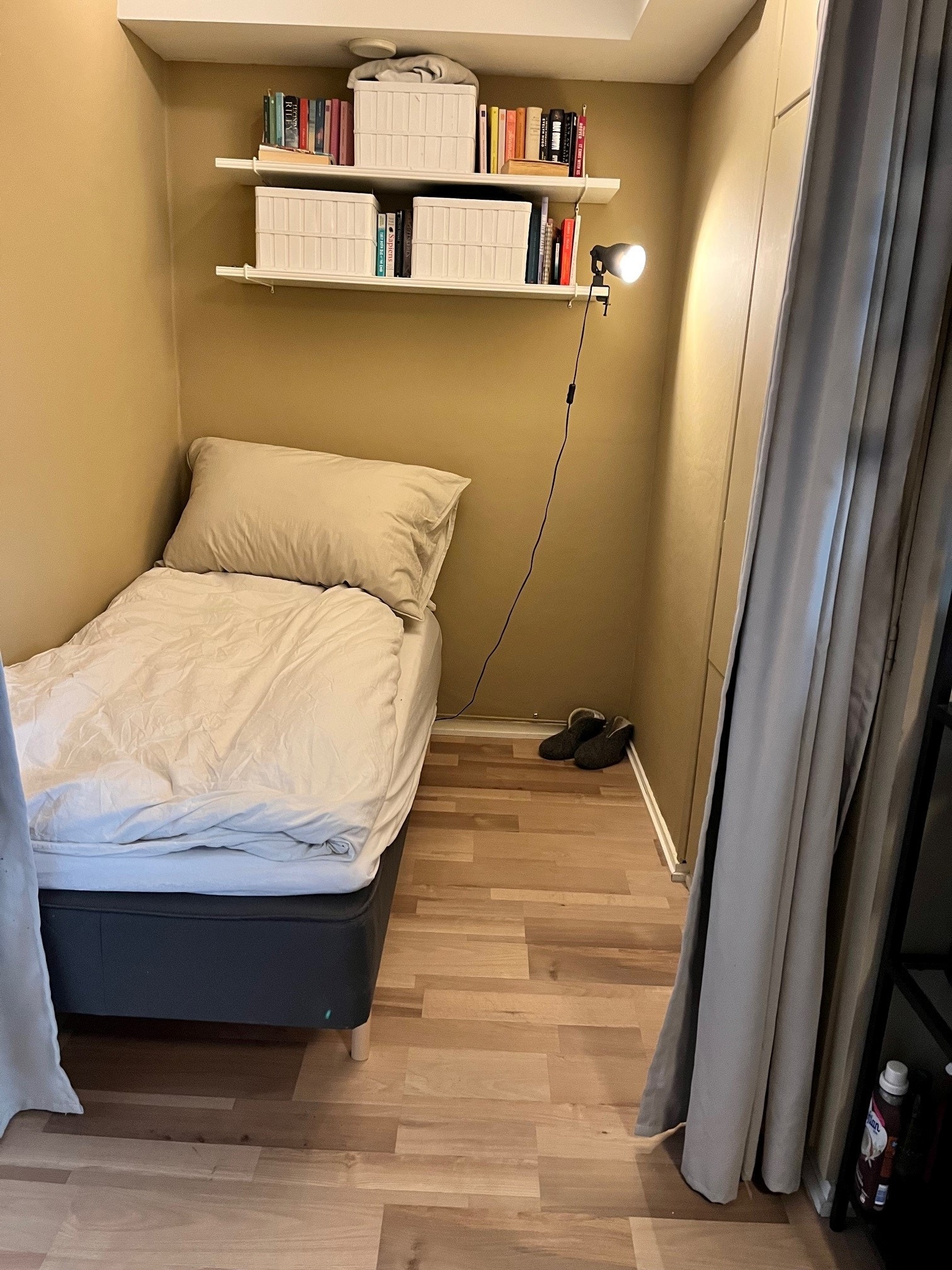 Sovealkove med innebygget garderobeskap Galleribilde