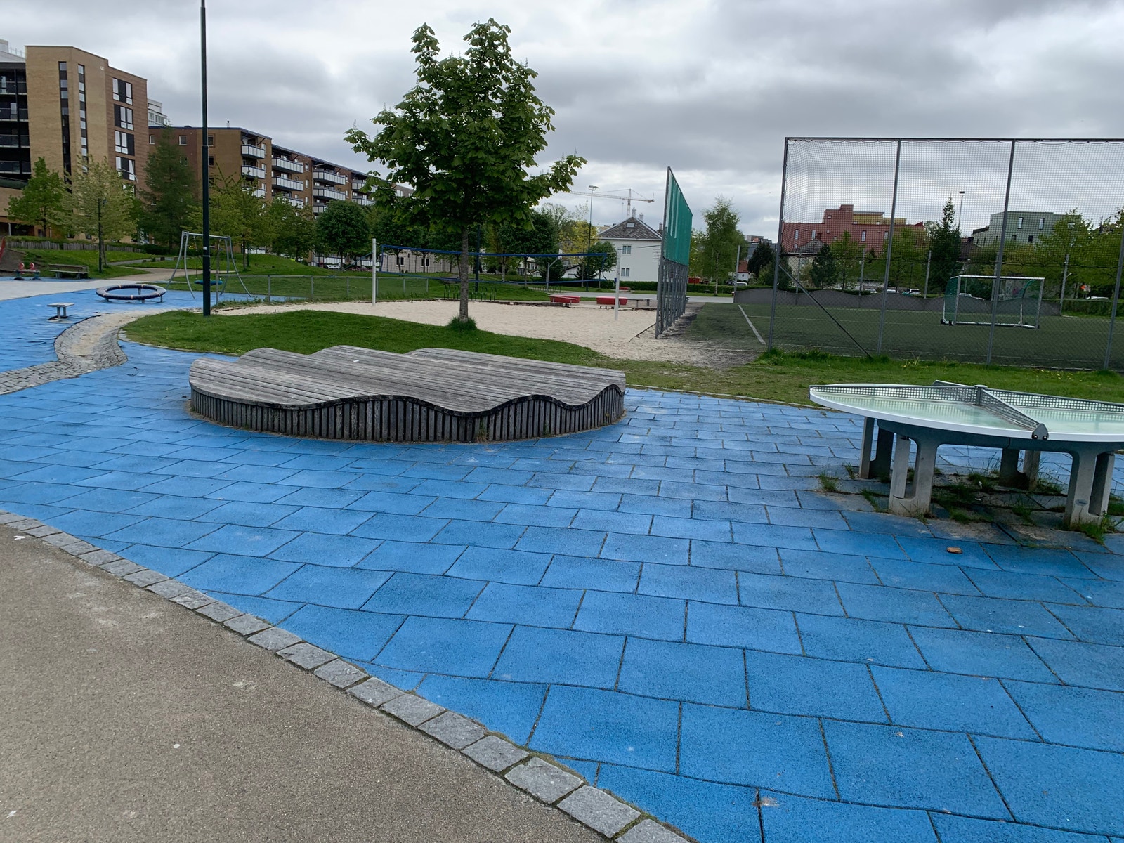 Finalebanen ligger 1 minutt unna med volleyball,bane,fotballbane, basketbane m.m Galleribilde