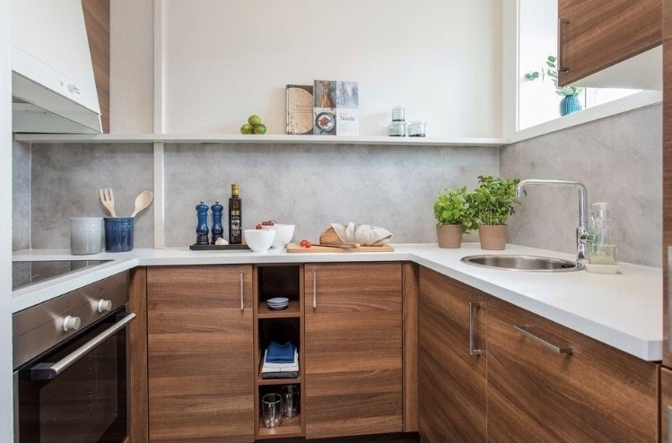 Kjøkken med innebygde hvitevarer inkludert oppvaskmaskin Galleribilde