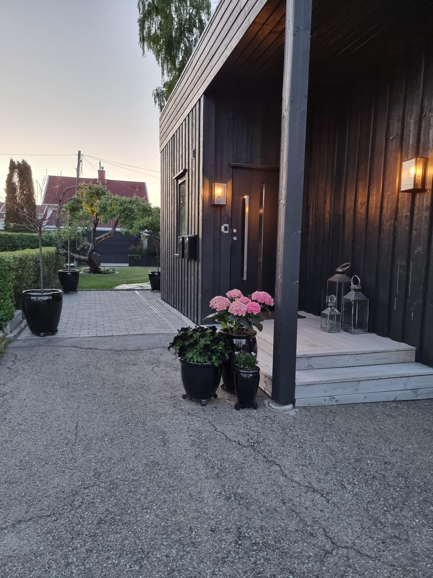 Inngang til bakgård og leilighet til venstre i bildet, forbi hovedinngang til leilighet i 1. etasje. Galleribilde