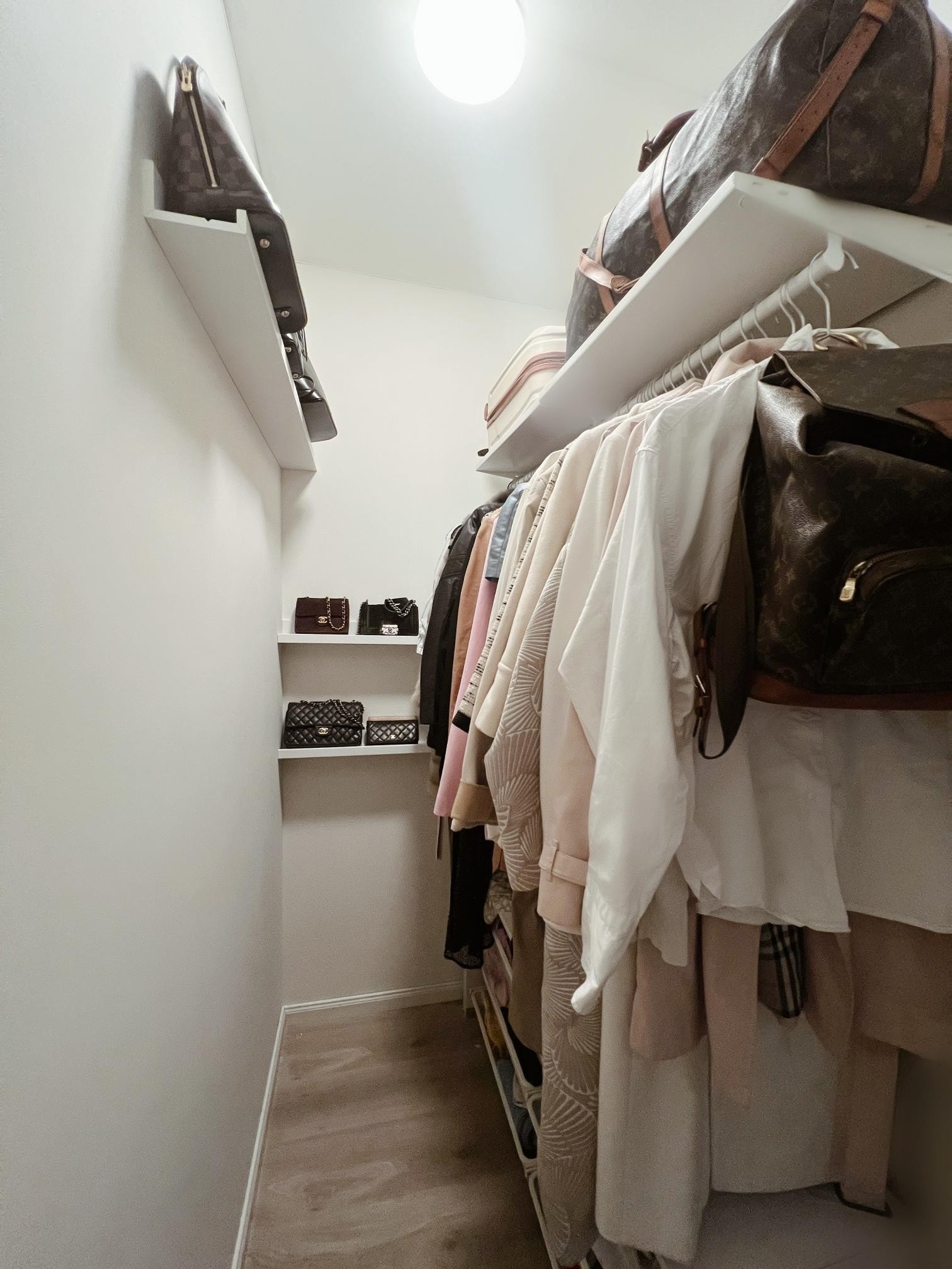 Praktisk "Walk in" garderobe Galleribilde