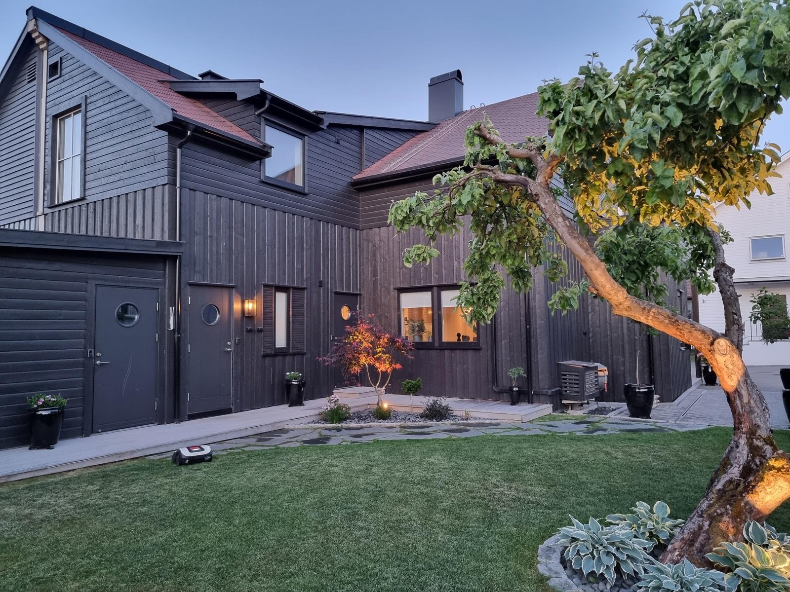 Hyggelig bakgård med inngangsdør til leiligheten i 2. etasje. Galleribilde