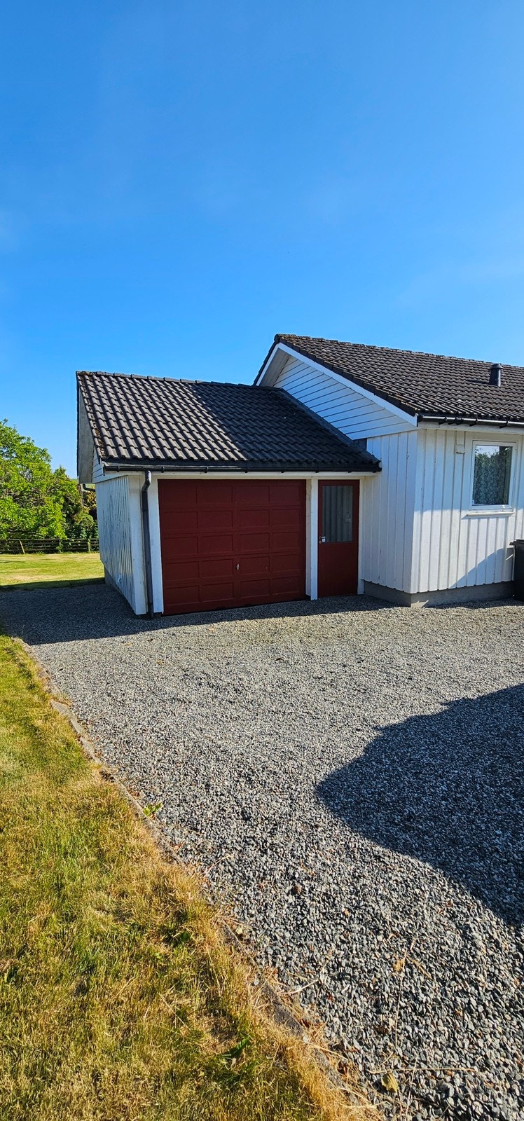 Gårdsrom med parkeringsmulighet i garasje Galleribilde