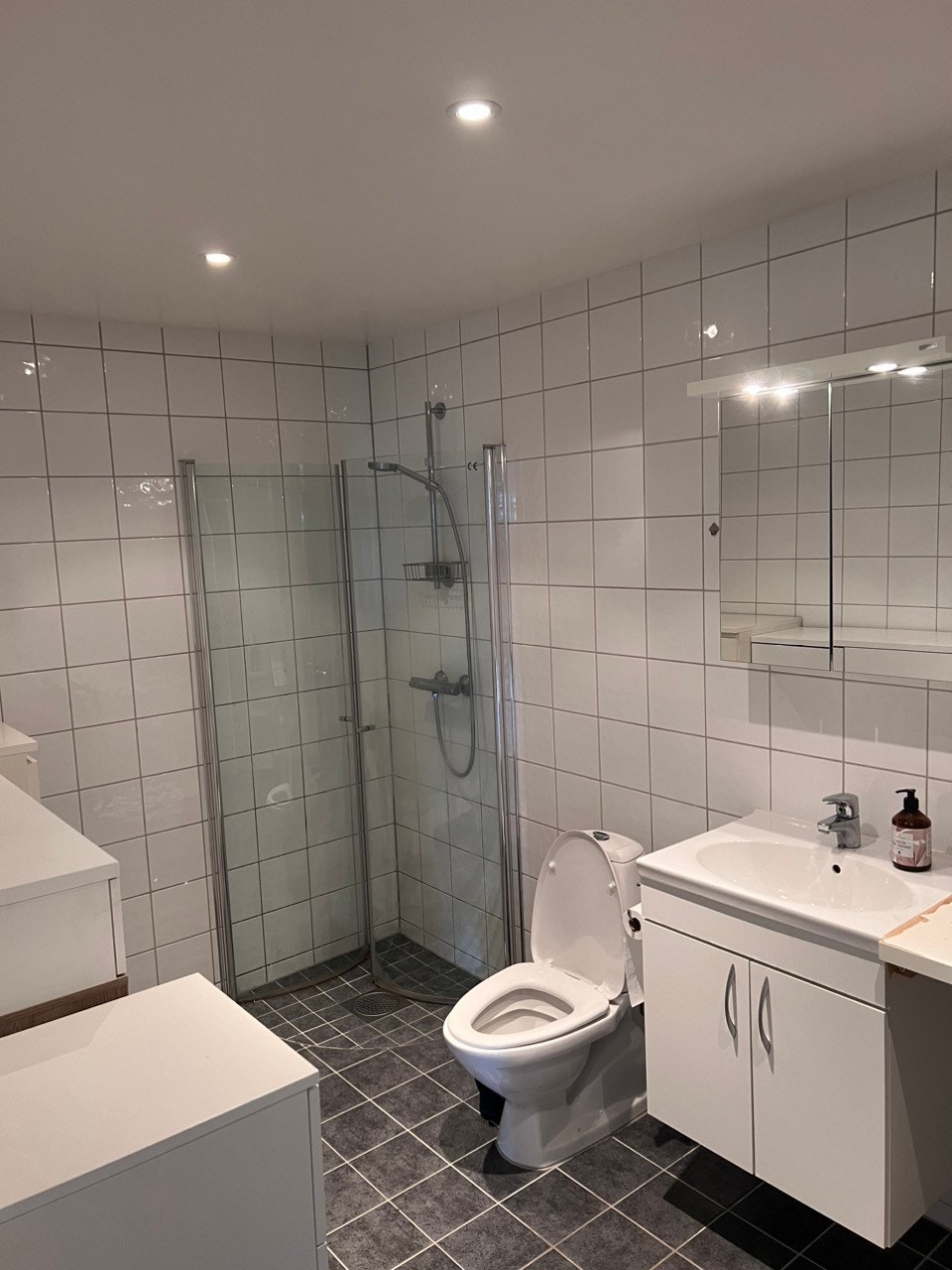 Romslig bad med vaskemaskin Galleribilde