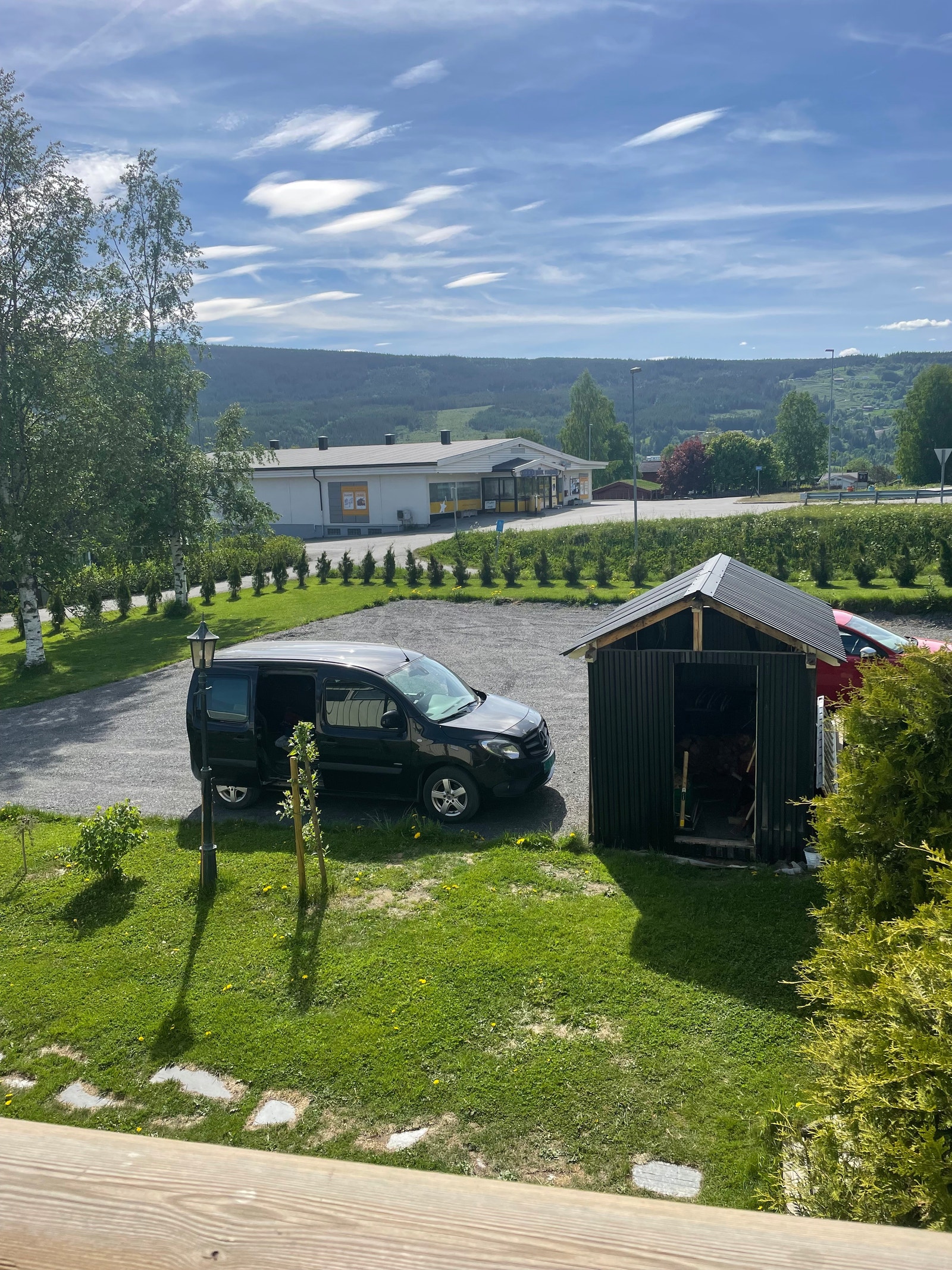 Fra veranda mot butikk og buss Galleribilde