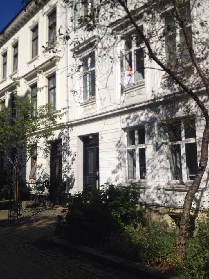 Hovedfasade mot rolig gatetun Galleribilde