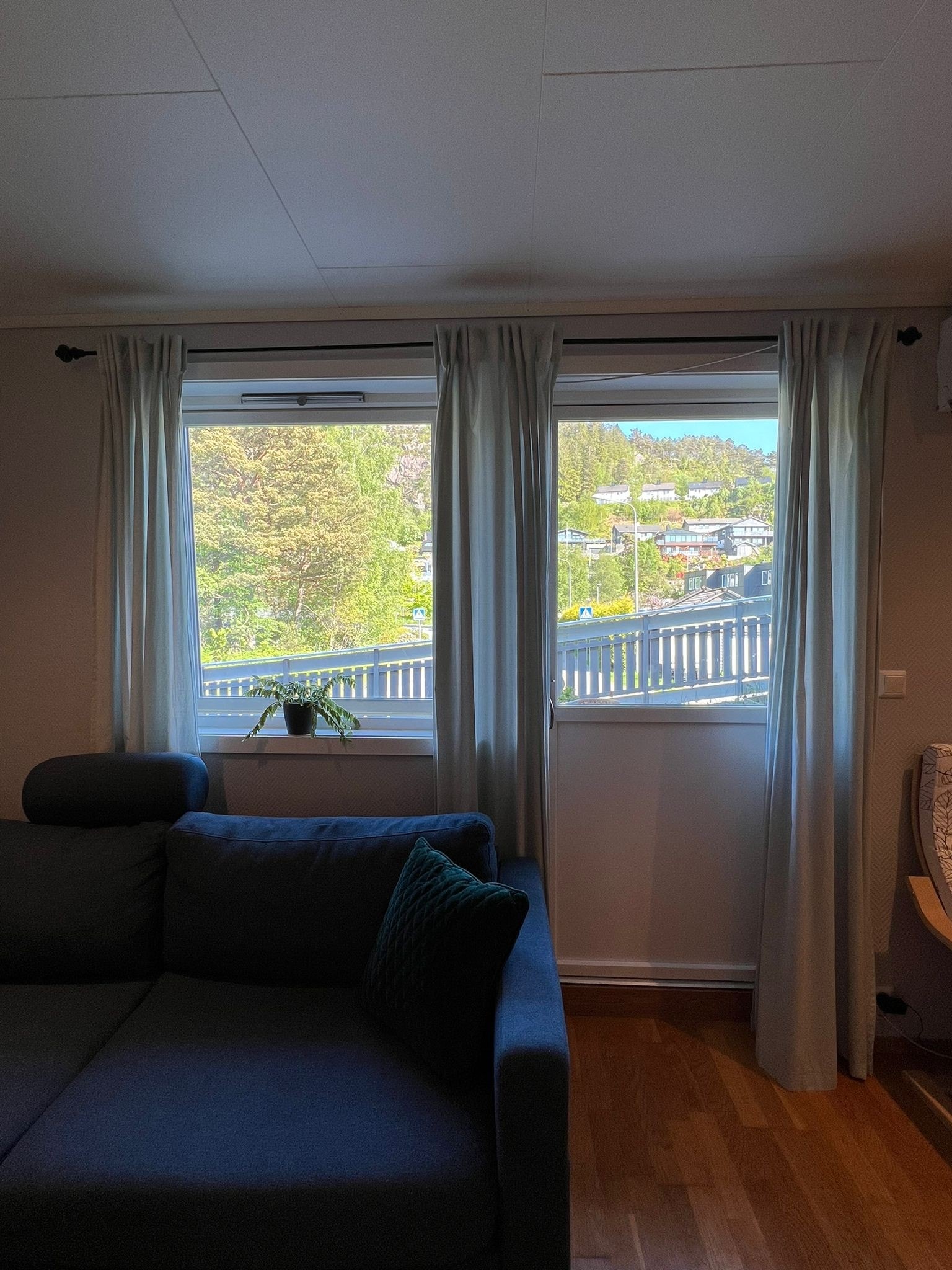 Tilgang til terrasse og hage rett fra stuen Galleribilde