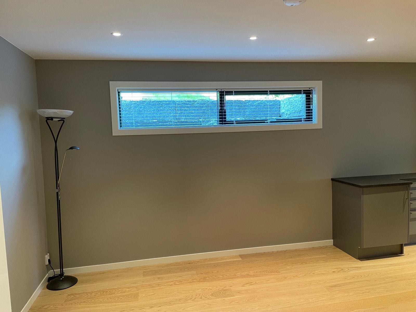 Stue. Vinduer mot vest Galleribilde