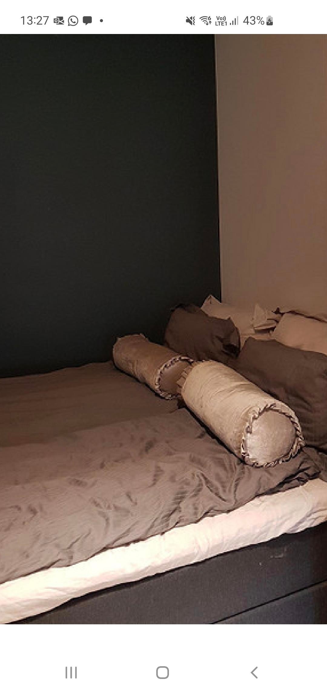 Ene veggen i soverommet er malt i den fargen. Galleribilde