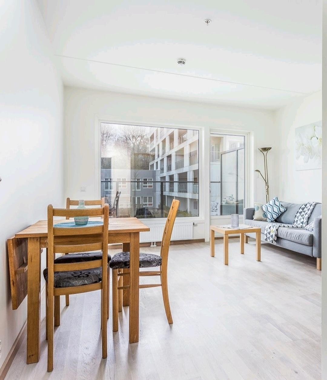 Nå er den ene veggen malt i mørk rød farge Galleribilde