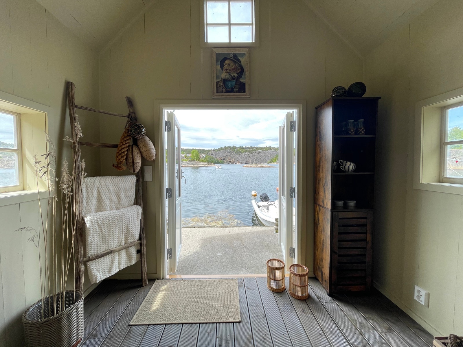 Båthuset (bilde tatt før ny brygge ble ferdig på utsiden) Kaffemaskin i skapet Galleribilde