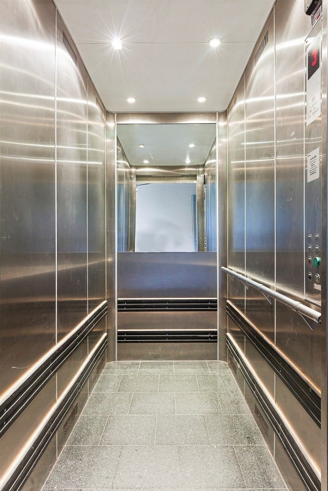 Heis med plass til barnevogn Galleribilde