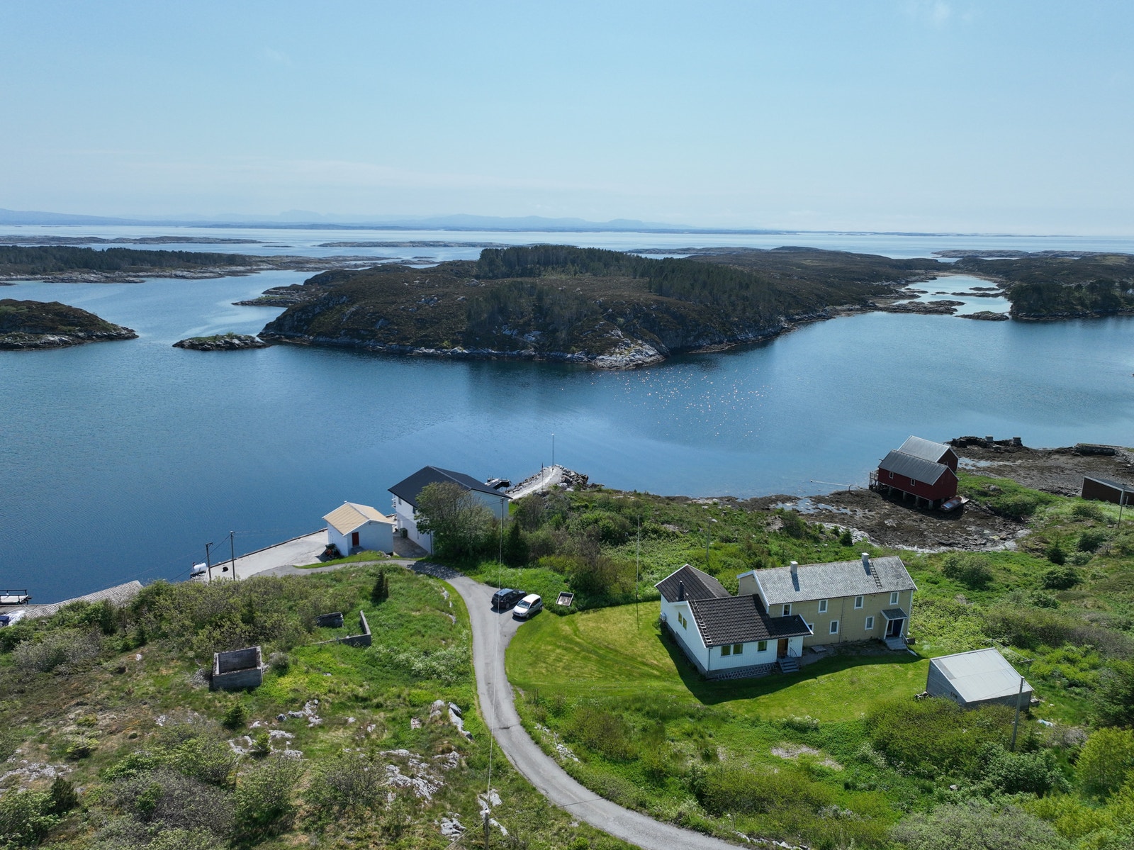 privat vei med parkering Galleribilde