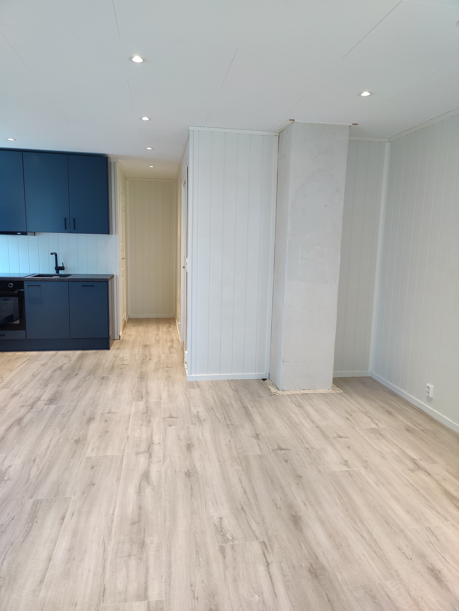 Laminatgulv og spotter i taket Galleribilde