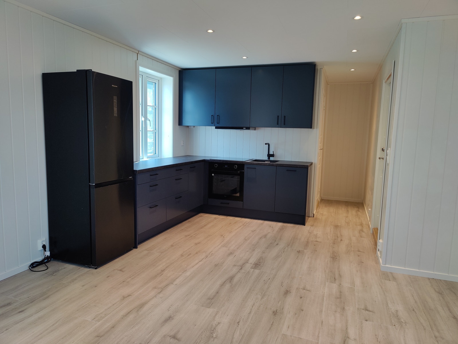 Romslig stue og kjøkken Galleribilde