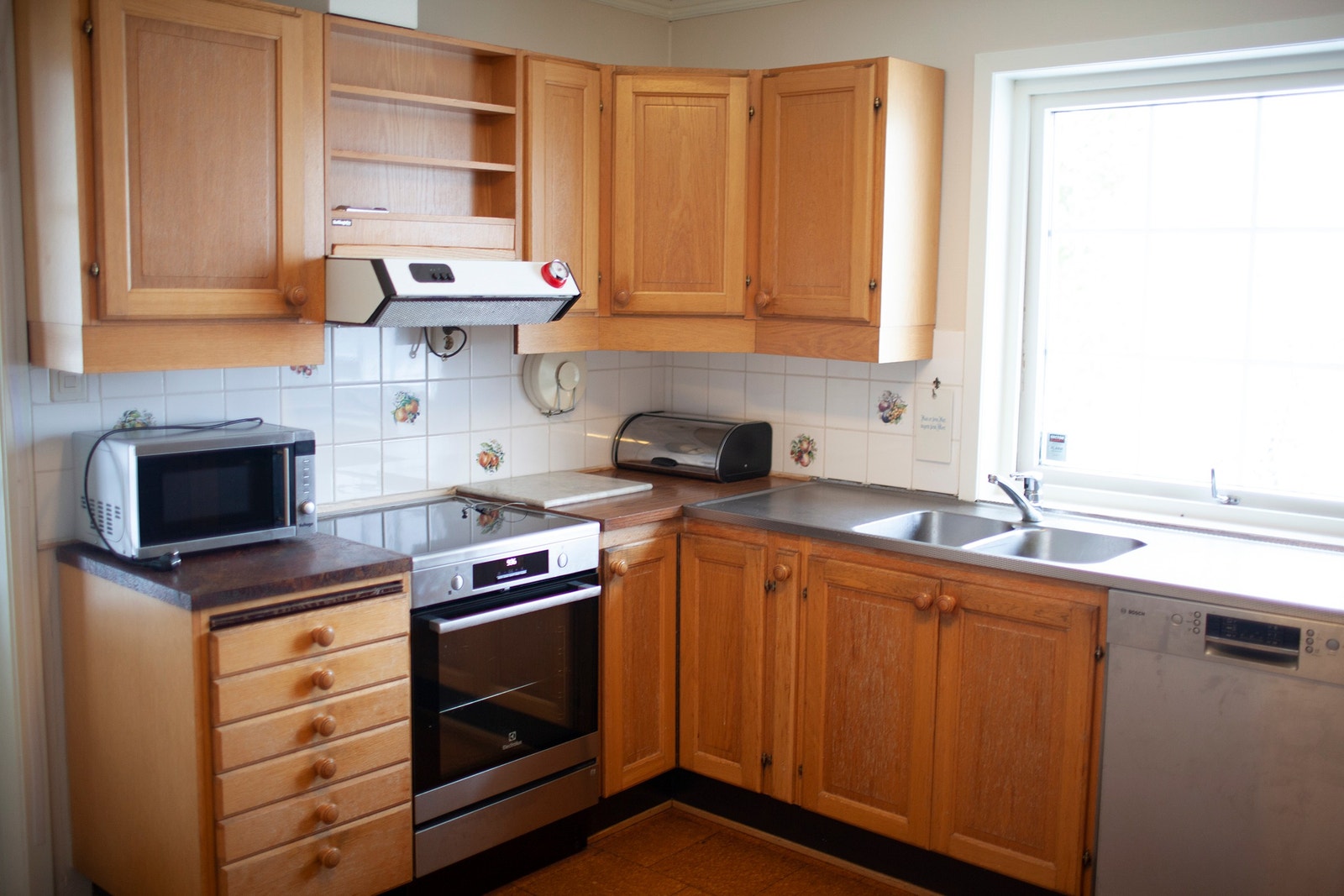 Eikekjøkken med moderne hvitevarer/komfyr. Galleribilde