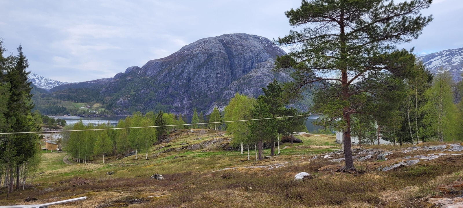 Utsikt mot vistenfjorden med Bønåklubben bak Galleribilde