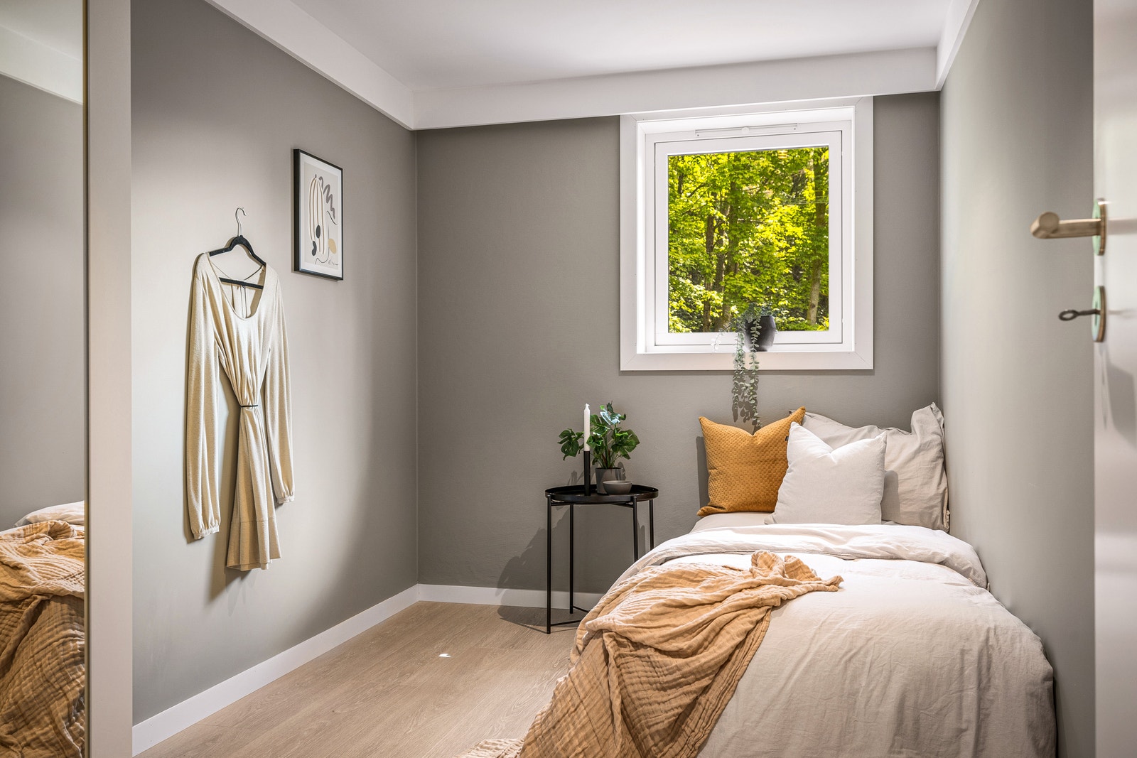 NB: Foto tatt med styling i 2023 - skap og seng følger med Galleribilde